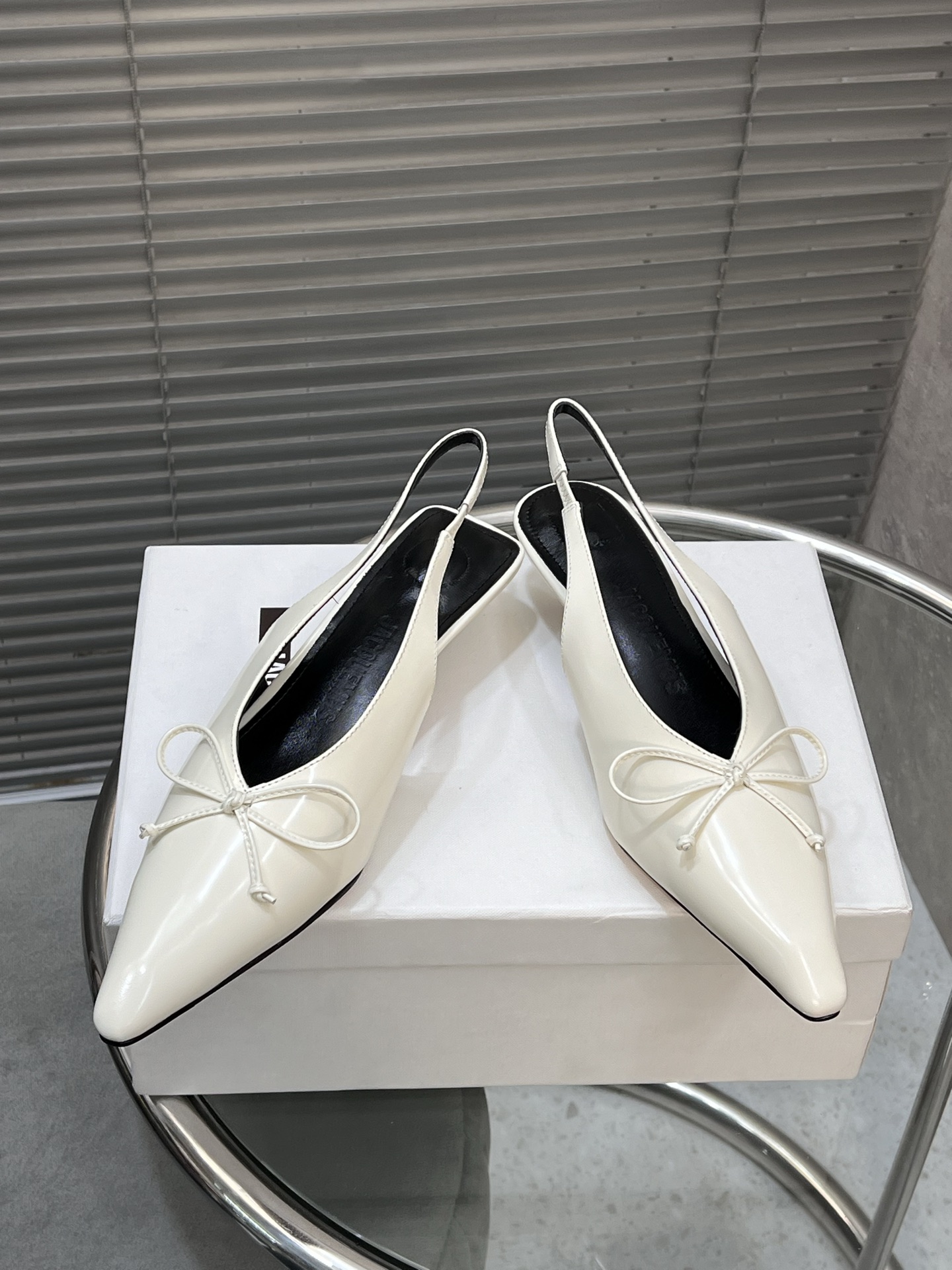 NO:262122,Jilsander's new spring and summer pointed-toe bow sandals, single shoes. The latest and most popular single products on the entire network are really absolutely amazing. I love you, Wang Bang Kaikai Series. The exclusive original version is developed one-to-one, and all the details and materials are absolutely in place!  The upper is made of open-edge beaded cowhide, the inner foot pad is water-dyed cowhide, and the original leather is large and large sole!  Heel height 4cm Size: 35-41 (customized by 40/41), sandals, jil sander, sandals, cowhide19860909Jilsander 春夏新品尖头蝴蝶结凉鞋 单鞋 全网最新最火爆单品上脚真的绝绝的,真心大爱,王炸开挂系列 独家原版一比一开发,所有细节材料绝对到位！ 鞋面采用开边珠牛皮 内里垫脚水染牛皮 原版真皮大大底！ 跟高4cm 码数:35-41（40/41定做）,凉鞋,jil sander,sandals,cowhide,Women's Shoes