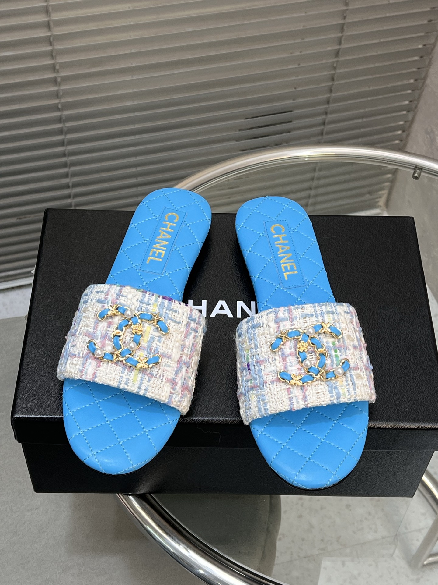 NO:262118,CHANEL Xiaoxiang Spring and Summer New Popular Double C Pearl Buckle Flat Slippers Material Original on Cloth Inner Original Inner Sheepskin Flying Sheepskin Outsole Size: 35-41 (40/41 Certified), Slippers, Chanel, slippers, sheepskin, Leather soles19860909CHANEL 小香春夏新款爆品双C珍珠扣平底拖鞋 材质原版进布面 内里原版内里羊皮 垫脚羊皮 大底真皮大底 码数:35-41 (40/41定),拖鞋,chanel,slippers,sheepskin,Leather soles,Women's Shoes