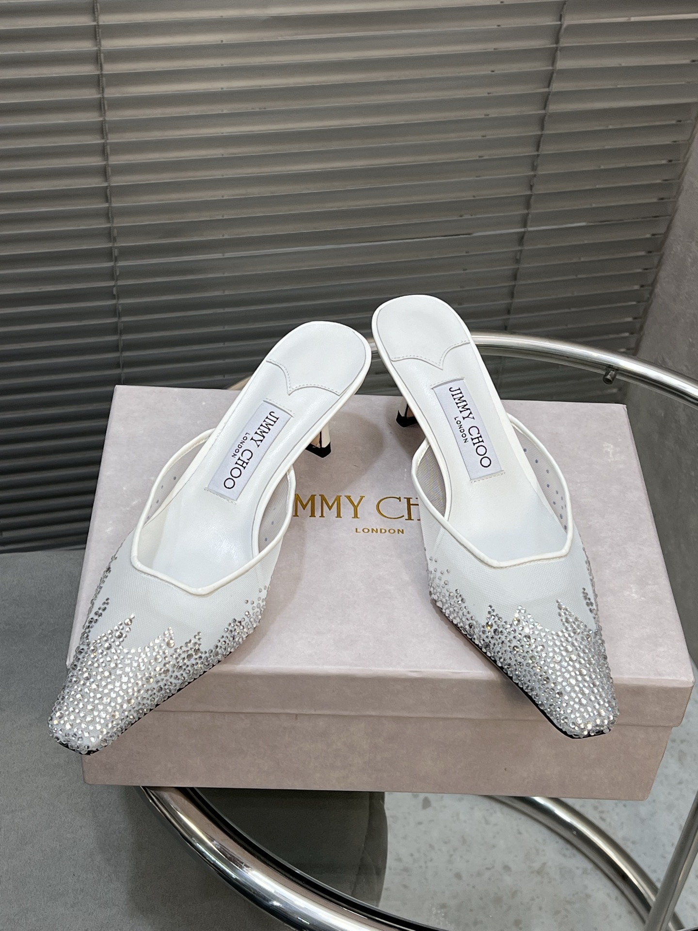 NO:262135,(Top version) Jimmy Choo｜Zhou Yangjie's new square-toe mesh ironing diamond high heels single shoes sandals JC home eternal classic simple design full of girlish style modern and retro flavor very simple dress or jeans it can be the finishing touch The upper uses original imported rhinestones, imported mixed-bred sheepskin in the inner lining, imported cowhide, heel height 6cm, size 35-41 (customized by 40/41), semi-travel high heels, jimmy choo, chanel, sandals, high heels, skirts, jeans, cowhide, sheepskin19860909（顶级版本） Jimmy Choo｜周仰杰新款方头网纱烫钻高跟鞋单鞋凉鞋 JC家永恒经典之作 简约设计 满满的少女风 既摩登又复古的味道 非常的简连衣裙还是牛仔裤  它都能成为点睛之笔 鞋面采用原版进口水钻 内里进口混种羊皮 意大利进口牛皮大底 跟高6cm 码数35-41（40/41定制）,半拖高跟鞋,jimmy choo,chanel,sandals,high heels,skirts,jeans,cowhide,sheepskin,Women's Shoes