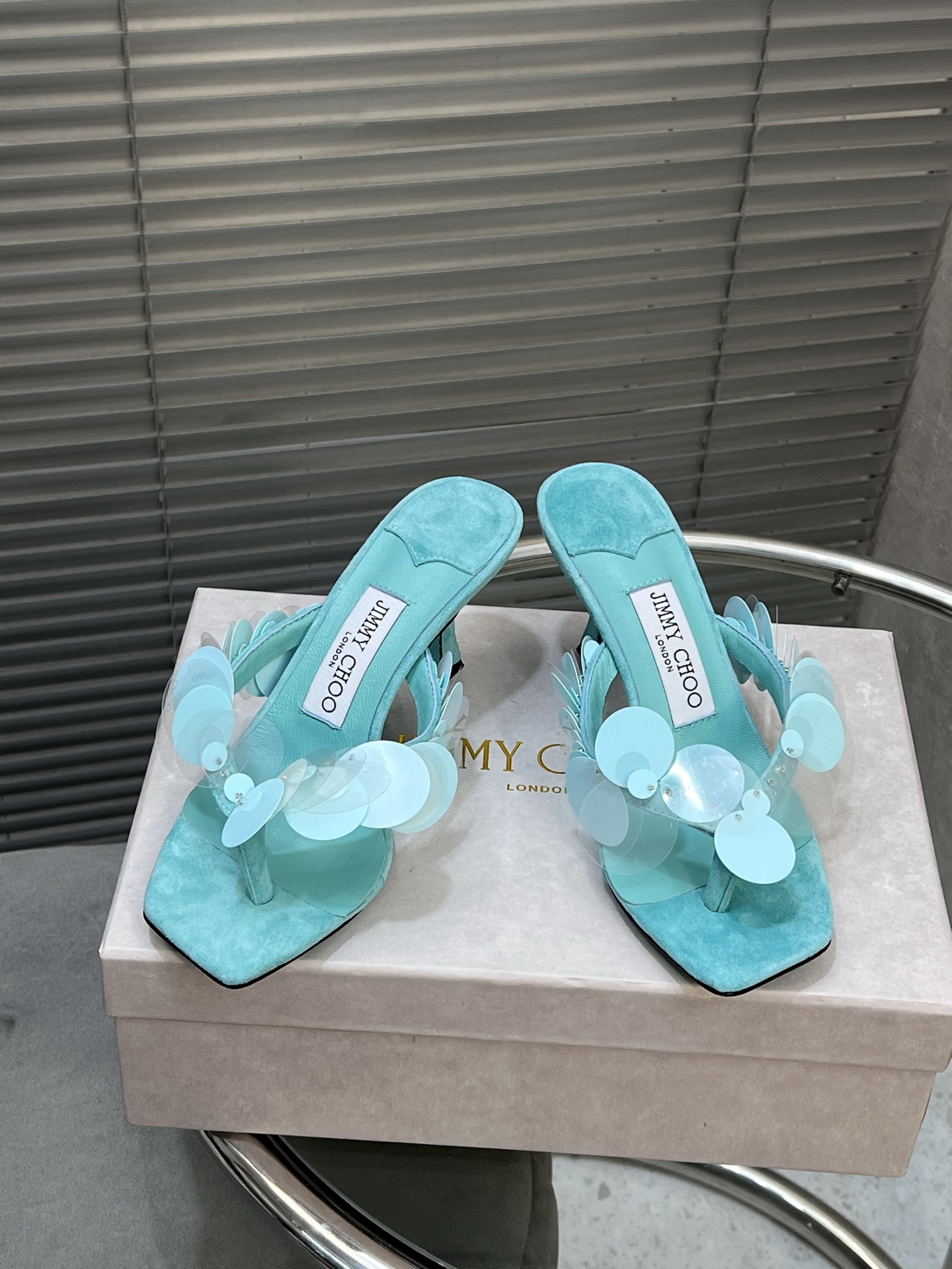 NO:262133,(Top version) Jimmy Choo｜Zhou Yangjie's new clip-toe high heels sandals JC home eternal classic simple design full of girlish style modern and retro flavor very simple dress or jeans it can be the finishing touch Imported mixed-bred sheepskin   Yangjing Italian imported cowhide outsole 8cm high size 35-41 (customized by 40/41), high heels slippers, jimmy choo, chanel, sandals, high heels, slippers, skirts, jeans, cowhide, sheepskin, sheep19860909（顶级版本） Jimmy Choo｜周仰杰新款夹趾高跟鞋凉鞋 JC家永恒经典之作 简约设计 满满的少女风 既摩登又复古的味道 非常的简连衣裙还是牛仔裤  它都能成为点睛之笔 内里进口混种羊皮 羊京 意大利进口牛皮大底 高8cm 码数35-41（40/41定制）,高跟鞋拖鞋,jimmy choo,chanel,sandals,high heels,slippers,skirts,jeans,cowhide,sheepskin,sheep,Women's Shoes