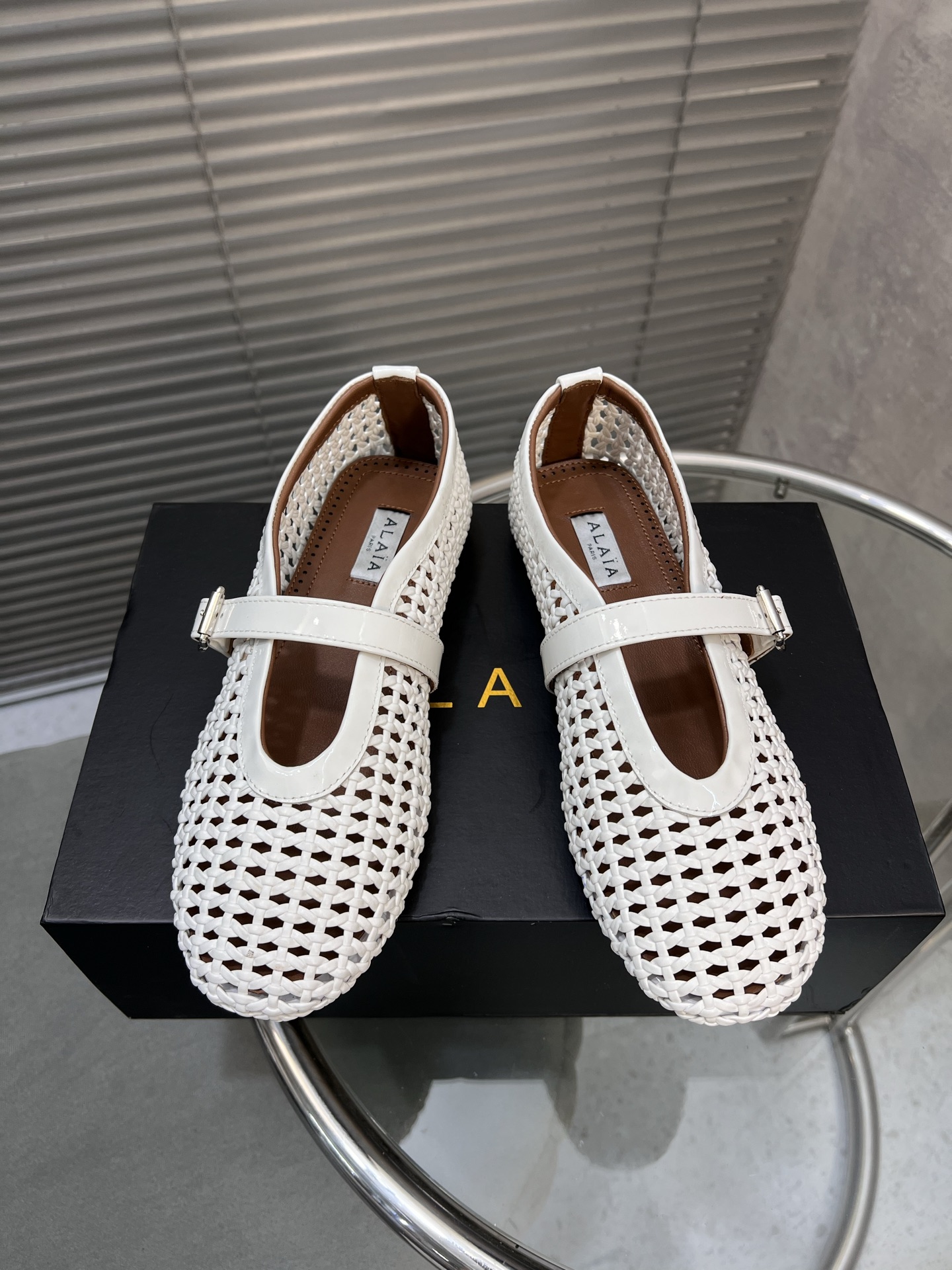NO:262131,Alaia catwalk flat ballet shoes flat shoes!  Woven hollow style, sweet and cool ballet style, a popular ballet shoes, romantic, charming, comfortable and versatile. Cow patent leather   sheepskin lining/foot pad, private mold rubber non-slip sole, size 35-41 (40/41 custom made without return or exchange), ballet shoes, alaia, sheepskin19860909Alaia 走秀款平底芭蕾鞋平底单鞋！编织镂空款 甜酷芭蕾风,人气超高的一款芭蕾鞋,浪漫又迷人舒适百搭. 牛漆皮 羊皮内里/垫脚、私模橡胶防滑大底, 码数35-41（40/41定做不退换）,芭蕾舞鞋,alaia,sheepskin,Women's Shoes
