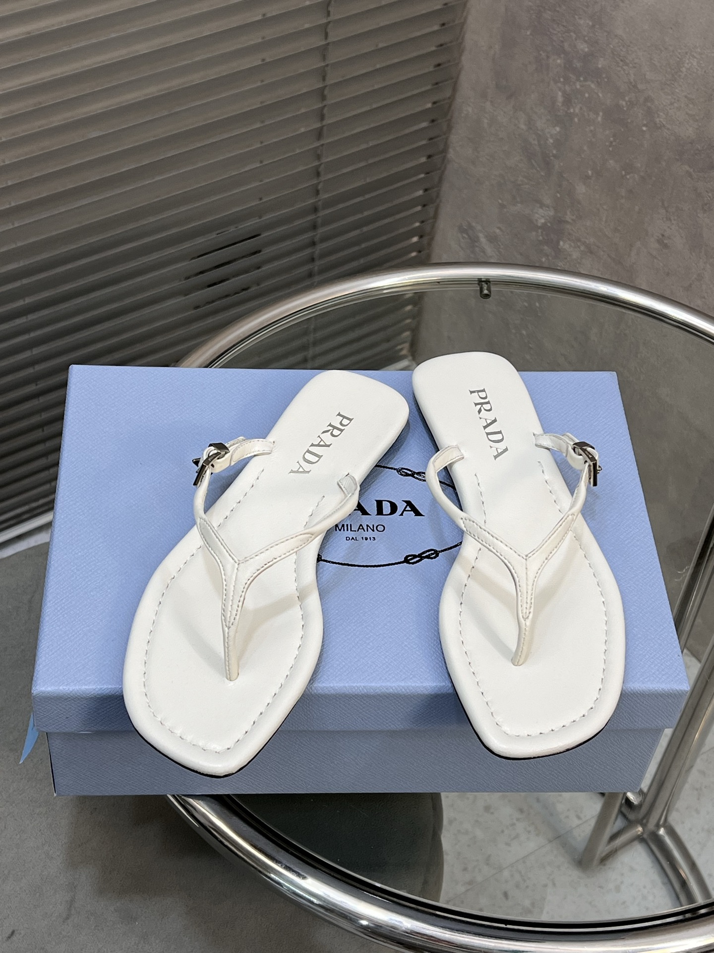 NO:262129,-With the aircraft box 25ss Summer new Prada Prada minimalist one-strip flat sandal clip toe flip-flops flat-sole buckle clip slippers Upper lambskin inner foot pad sheepskin sole Italian leather outsole size 35-39 (40.41 custom made without return), Mary Jane, prada, prada, sandals, mary jane, slippers, sheepskin, Leather soles19860909-配飞机盒 25ss夏季新款Prada普拉达极简一字带平底凉鞋夹趾人字拖鞋平底带扣夹脚拖鞋 鞋面小羊皮 内里垫脚羊皮 鞋底意大利真皮大底 码数35-39（40.41定做不退换）,玛丽珍,prada,prada,sandals,mary jane,slippers,sheepskin,Leather soles,Women's Shoes