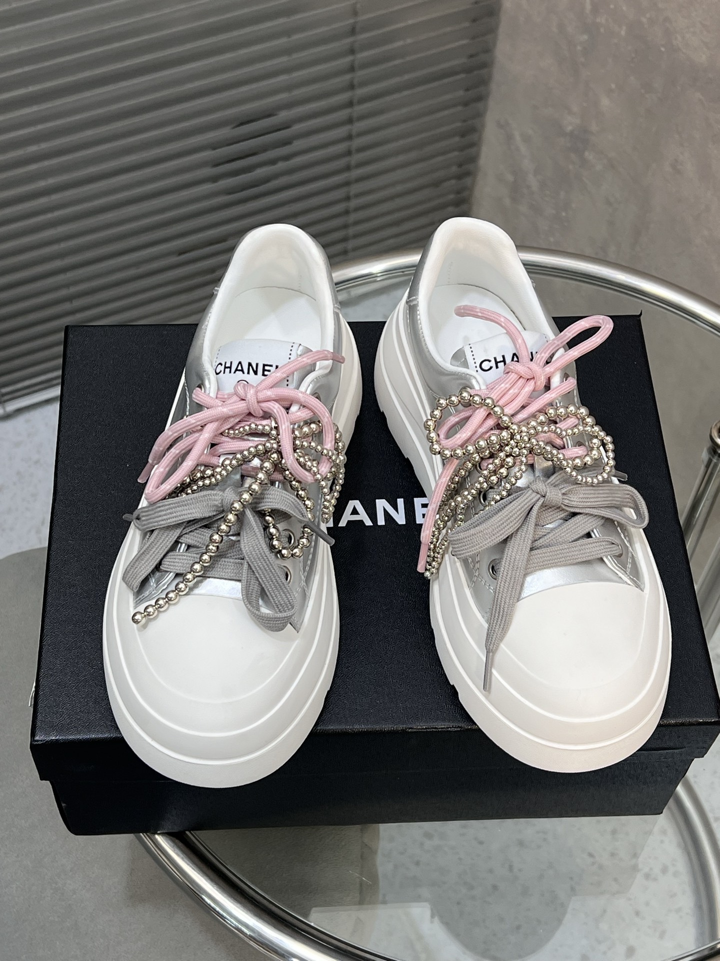 NO:543610,CHANE* 25s Panda color-blocking casual shoes, same style as internet celebrities, the latest show series on the counter, original arrangement and matching versatile board shoes, seem ordinary, the bow on the feet is really easy to match, cool, the sole is three-dimensional logo, full of details, the casual shoes are very light, the foot is super comfortable, the comfort is unspeakable, the straight score is: full grain cowhide + inner foot pad imported sheepskin, the original private sole (pearls can be matched with customers) Size35-40 (size 40 will not be returned or replaced), casual shoes/sports shoes, chanel, sneakers, cowhide, sheepskin19860909CHANE* 25s熊猫拼色休闲鞋 网红明星同款 专柜最新走秀主打系列上 原版排列搭配 百搭的板鞋 看似平平无奇 上脚蝴蝶结属实好搭 酷毙了 大底是立体的logo 细节满满 休闲鞋很轻便 上脚超舒服的 舒适度没得说 直接满分:面料全粒面牛皮+内里垫脚进口羊皮里 大底原私模大底 (珍珠可随客户自行搭配) Size35-40(40码不退换),休闲鞋/运动鞋,chanel,sneakers,cowhide,sheepskin,Women's Shoes