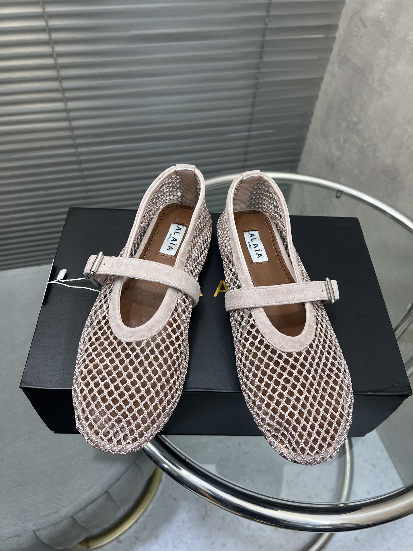 NO:421602,Top version of new color scheme ALAIA new mesh semi-trail flat sandals shoes Original purchase of French luxury brand ALAIA 24SS French fairy ballet flat dance shoes. The ALAIA brand originated from its founder. Azzedine Alaia is the founder of the 'super tight and sexy' trend in the 1980s. It is called 'King of cling'. He is one of the most legendary designers in the fashion industry. Azzedine Alaia cleverly exaggerates the sexy side, both sober and cautious, modern, and extremely close-fitting sexy rivets, metal buckles, tight bra and sexy snake skin. These Alaia design elements continue to appear on the show stages of major brands. The style of the Alaia brand is as sexy and modern as its fashion, original imported mesh, patent leather, and original genuine leather.  Size 35-39 (customized by 40/41), ballet shoes, alaia, sandals, snakeskin, Leather soles19860909顶级版新配色 ALAIA 新款网面半拖平底凉鞋单鞋 原版购入法国一线奢侈品牌ALAIA 阿莱亚24SS法式仙女芭蕾舞平底跳舞鞋,ALAIA品牌源自其创始人,Azzedine Alaia是上世纪80 年代“超紧身性感”风潮的创始人,被称作“King of cling”, 他是时尚界最传奇的设计师之一.Azzedine Alaia 聪明地将性感一边更夸张,既清醒谨慎摩登,又超贴身性感铆钉、金属环扣、紧束胸衣和性感蛇皮,这些 Alaia 的设计元素仍不断出现在各大品牌的秀台上.Alaia品牌的风格一如其时装,性感而又摩登 面料原版进口网面 漆皮 大底原版真皮大底 码数35-39（40/41定做）,芭蕾舞鞋,alaia,sandals,snakeskin,Leather soles,Women's Shoes