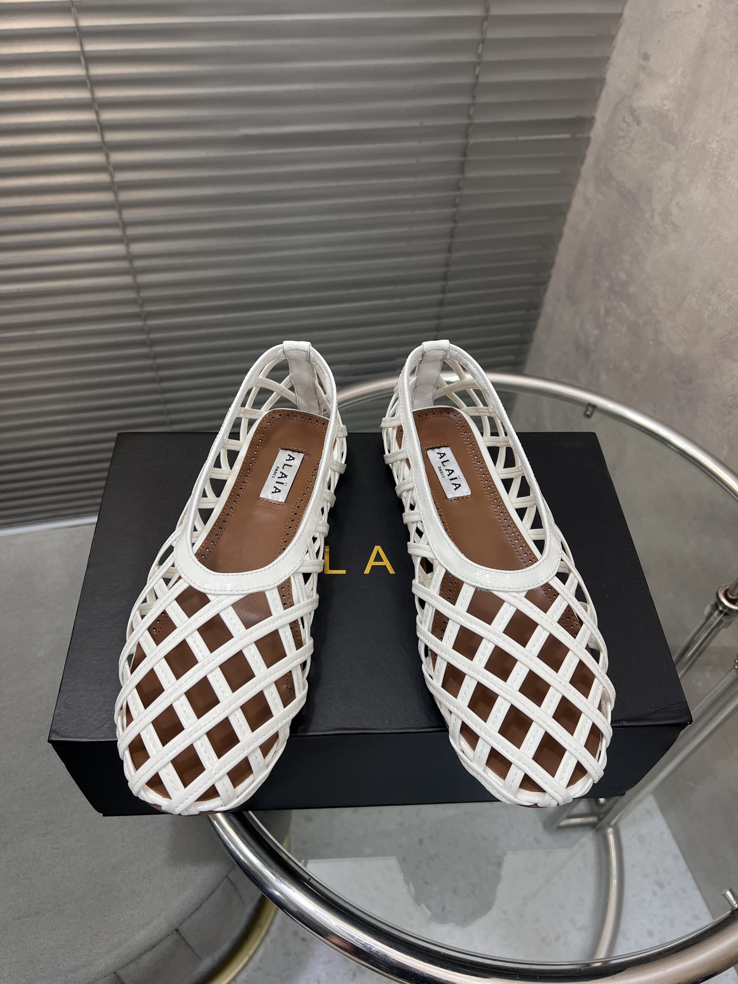 NO:421609,Alaia catwalk flat ballet shoes flat cutout Roman style single shoes!  Sweet and cool ballet style, a popular ballet shoes, romantic, charming, comfortable and versatile. Original custom beef patent leather and sheepskin lining, private mold rubber non-slip sole, size 35-42 (customized for 40/41/42, no return or exchange), ballet shoes, alaia, sheepskin19860909Alaia 走秀款平底芭蕾鞋平底镂空罗马风单鞋！ 甜酷芭蕾风,人气超高的一款芭蕾鞋,浪漫又迷人舒适百搭. 原版订制牛漆皮、羊皮内里, 私模橡胶防滑大底, 码数35-42（40/41/42定做不退换）,芭蕾舞鞋,alaia,sheepskin,Women's Shoes