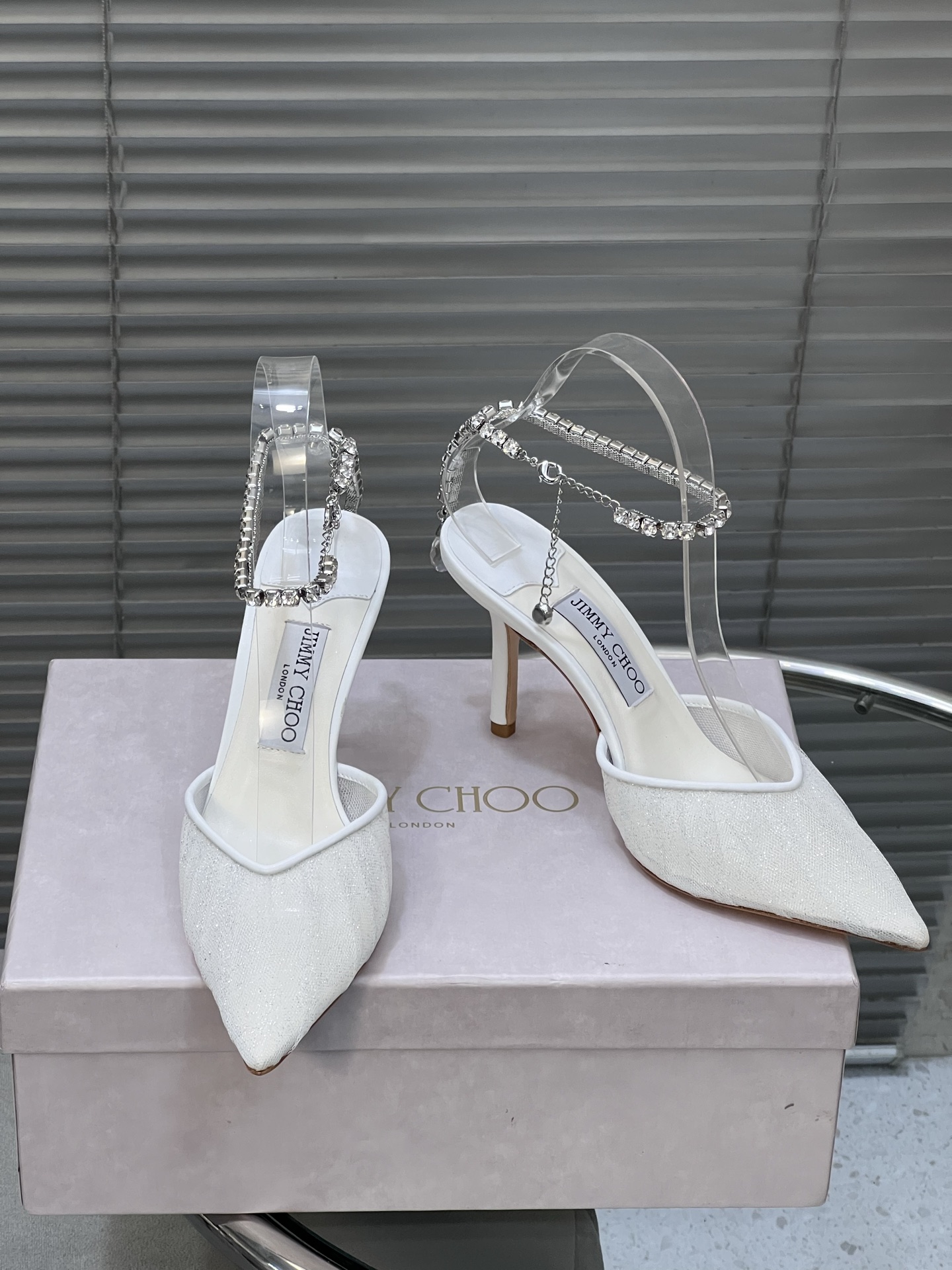 NO:543604,(Top version) Jimmy Choo｜Zhou Yangjie's new rhinestone chain pointed toe high heels shoes JC home eternal classic simple design full of girlish style, modern and retro flavor, very simple dress or jeans, it can be the finishing touch. The upper uses original imported rhinestones, imported mixed-bred sheepskin in the inner, imported cowhide, heel height 8.5cm, size 35-41 (customized by 34/40/41), semi-travel high heels, jimmy choo, chanel, high heels, skirts, jeans, cowhide, sheepskin19860909（顶级版本） Jimmy Choo｜周仰杰新款水钻链条尖头高跟鞋单鞋 JC家永恒经典之作 简约设计 满满的少女风 既摩登又复古的味道 非常的简连衣裙还是牛仔裤  它都能成为点睛之笔 鞋面采用原版进口水钻 内里进口混种羊皮 意大利进口牛皮大底 跟高8.5cm 码数35-41（34/40/41定制）,半拖高跟鞋,jimmy choo,chanel,high heels,skirts,jeans,cowhide,sheepskin,Women's Shoes