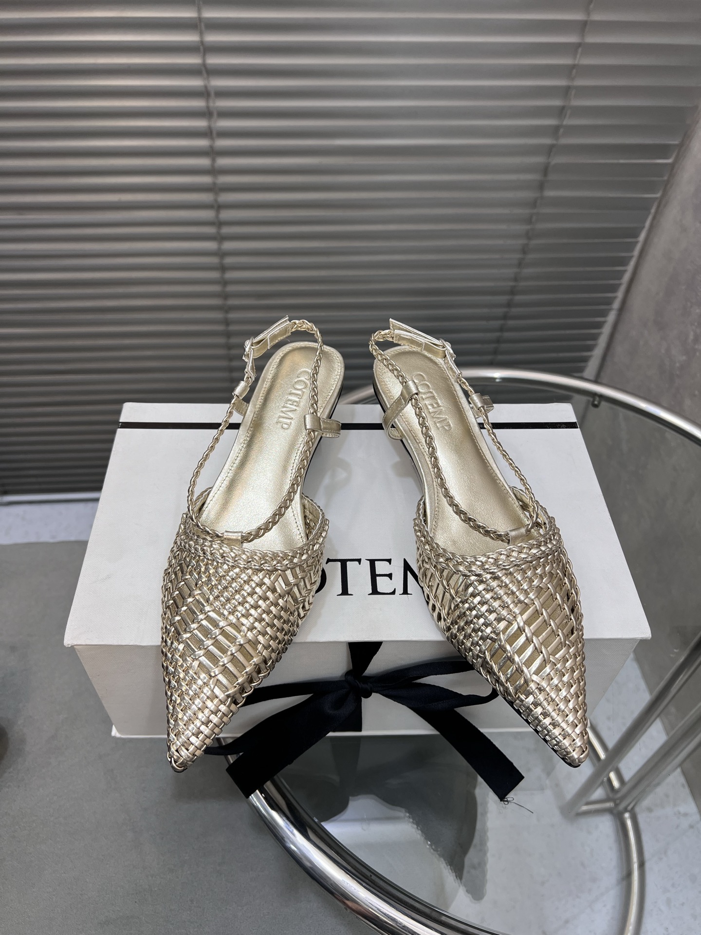 NO:543631,Cotemp exclusive new product exclusive retro woven pointed high heels. Original purchase 1:1. The retro feel is full of flowers and fire. The upper is original woven surface. The inner sheepskin. Outsole Italian leather outsole. Heel height 4.5cm. Size 35-39 (40 custom made without return or exchange), high heels, sandals, high heels, sheepskin, Leather soles19860909Cotemp 新品专属复古编织尖头高跟鞋 原版购入 1:1打造 复古感浓郁十足 繁花大火 鞋面原版编织面 内里羊皮里 大底意大利真皮大底 跟高4.5cm 码数35-39（40定做不退换）,高跟鞋凉鞋,sandals,high heels,sheepskin,Leather soles,Women's Shoes