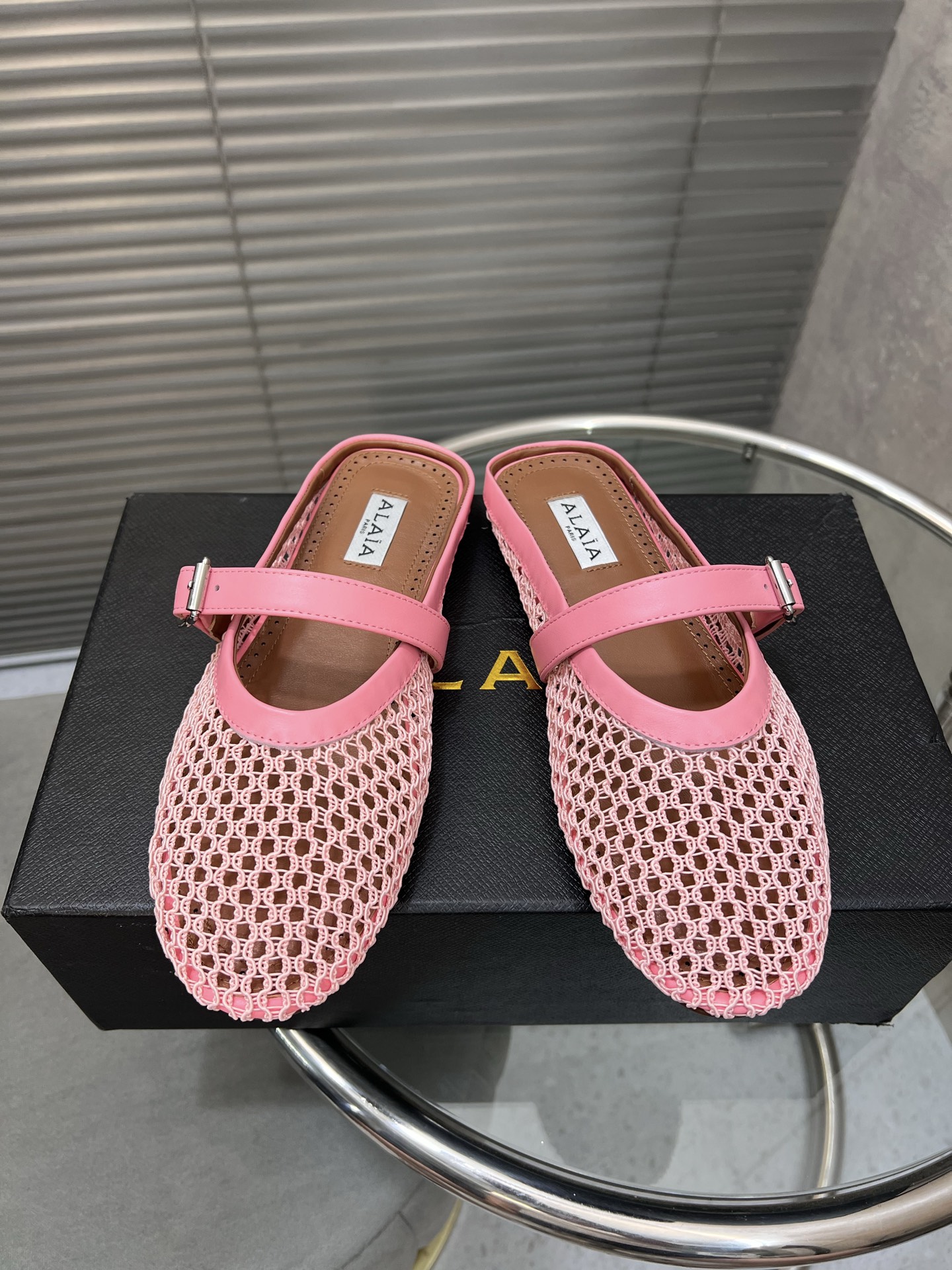 NO:543628,Alaia catwalk flat ballet shoes flat-sole hollow Roman style half-tow shoes!  Sweet and cool ballet style, a ballet shoes with super popular, romantic, charming, comfortable and versatile. Original custom hollow mesh, sheepskin inner lining, private mold rubber non-slip sole, size 35-42 (customized for 40/41/42, no return or exchange), semi-torch, alaia, sheepskin19860909Alaia 走秀款平底芭蕾鞋平底镂空罗马风半拖单鞋！ 甜酷芭蕾风,人气超高的一款芭蕾鞋,浪漫又迷人舒适百搭. 原版订制镂空网面 羊皮内里,私模橡胶防滑大底, 码数35-42（40/41/42定做不退换）,半拖,alaia,sheepskin,Women's Shoes