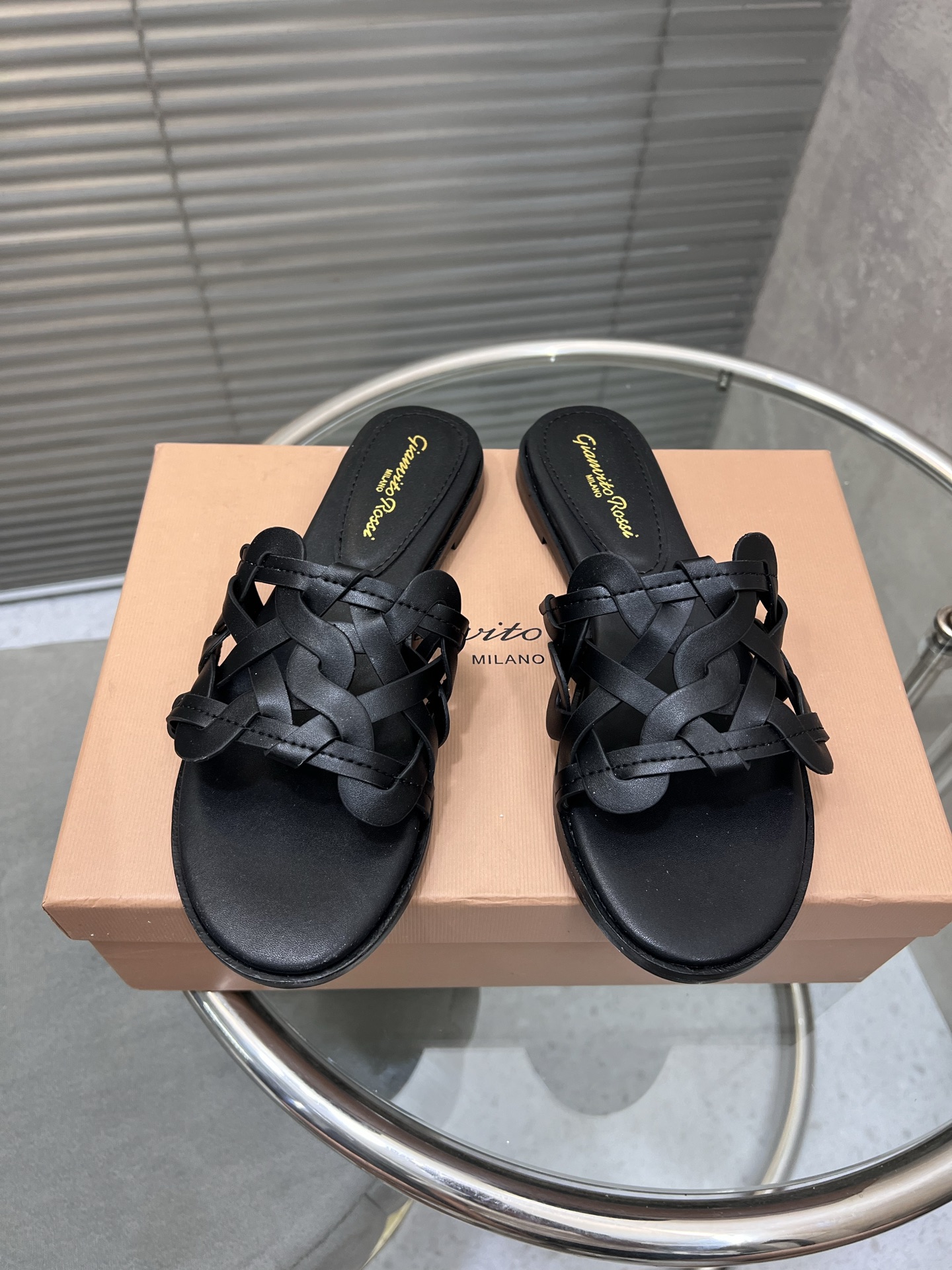 NO:543613,Gianvito Rossi summer style Rossi GR woven flat slippers thick heel slippers sandals upper cowhide woven surface inner foot pad sheepskin sole genuine leather outsole heel height 1cm/5cm size 34-42 (40/41/42 custom made without return or exchange), high heels slippers, sandals, high heels, slippers, cowhide, sheepskin, Leather soles19860909Gianvito Rossi 夏款 罗西 GR 编织面平底拖鞋粗跟拖鞋凉鞋 鞋面牛皮 编织面 内里垫脚羊皮 鞋底真皮大底 跟高1cm/5cm 码数34-42（40/41/42定做不退换）,高跟鞋拖鞋,sandals,high heels,slippers,cowhide,sheepskin,Leather soles,Women's Shoes