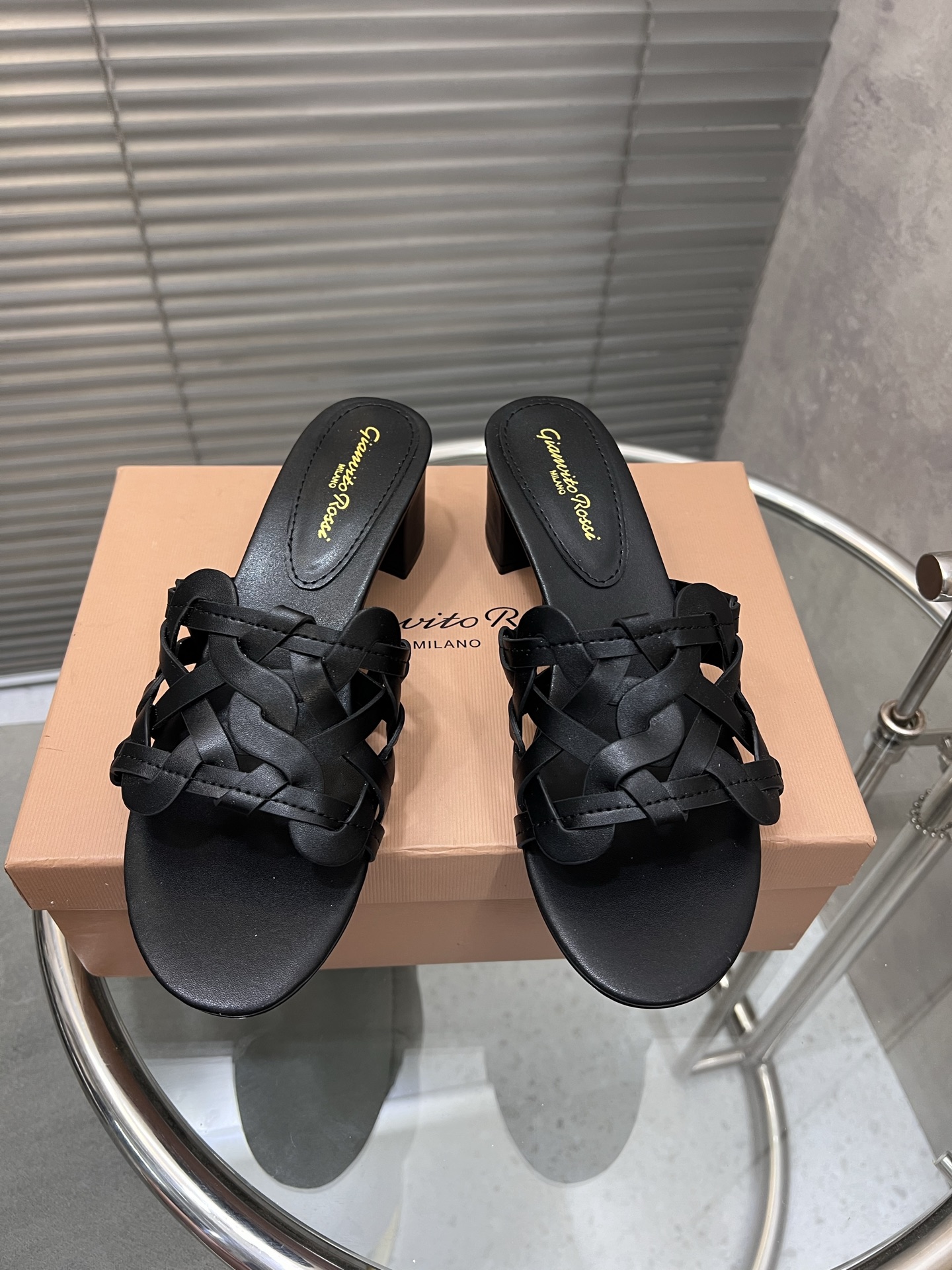 NO:543619,Gianvito Rossi summer style Rossi GR woven flat slippers thick heel slippers sandals upper cowhide woven surface inner foot pad sheepskin sole genuine leather outsole heel height 1cm/5cm size 34-42 (40/41/42 custom made without return or exchange), high heels slippers, sandals, high heels, slippers, cowhide, sheepskin, Leather soles19860909Gianvito Rossi 夏款 罗西 GR 编织面平底拖鞋粗跟拖鞋凉鞋 鞋面牛皮 编织面 内里垫脚羊皮 鞋底真皮大底 跟高1cm/5cm 码数34-42（40/41/42定做不退换）,高跟鞋拖鞋,sandals,high heels,slippers,cowhide,sheepskin,Leather soles,Women's Shoes