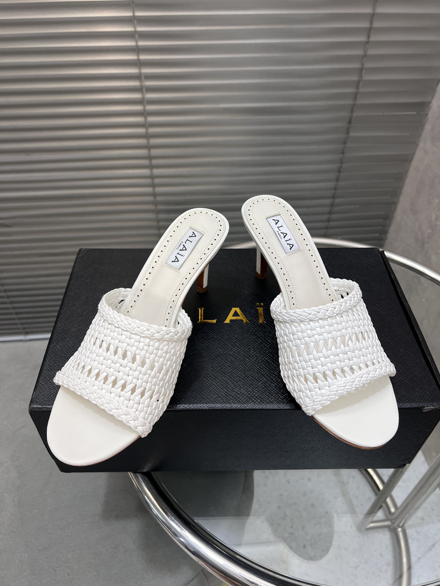 NO:543625,Alaia Alaia New woven hollow high heels sandals are exquisite and elegant, fashionable and neat, and can be used casually and elegantly, and can be easily controlled by luxury and easy to handle. Cowhide inner leather outsole leather outsole heel height 8.5cm size 35-42 (customized by 40/41/42), high heels slippers, alaia, sandals, high heels, slippers, cowhide, Leather soles19860909Alaia阿莱亚 新款款编织镂空高跟鞋凉鞋 精致优雅还具有时髦利落,穿上它休闲日常与高级奢华驾驭自如. 内里牛皮 大底真皮大底 跟高8.5cm 码数35-42（40/41/42定做）,高跟鞋拖鞋,alaia,sandals,high heels,slippers,cowhide,Leather soles,Women's Shoes