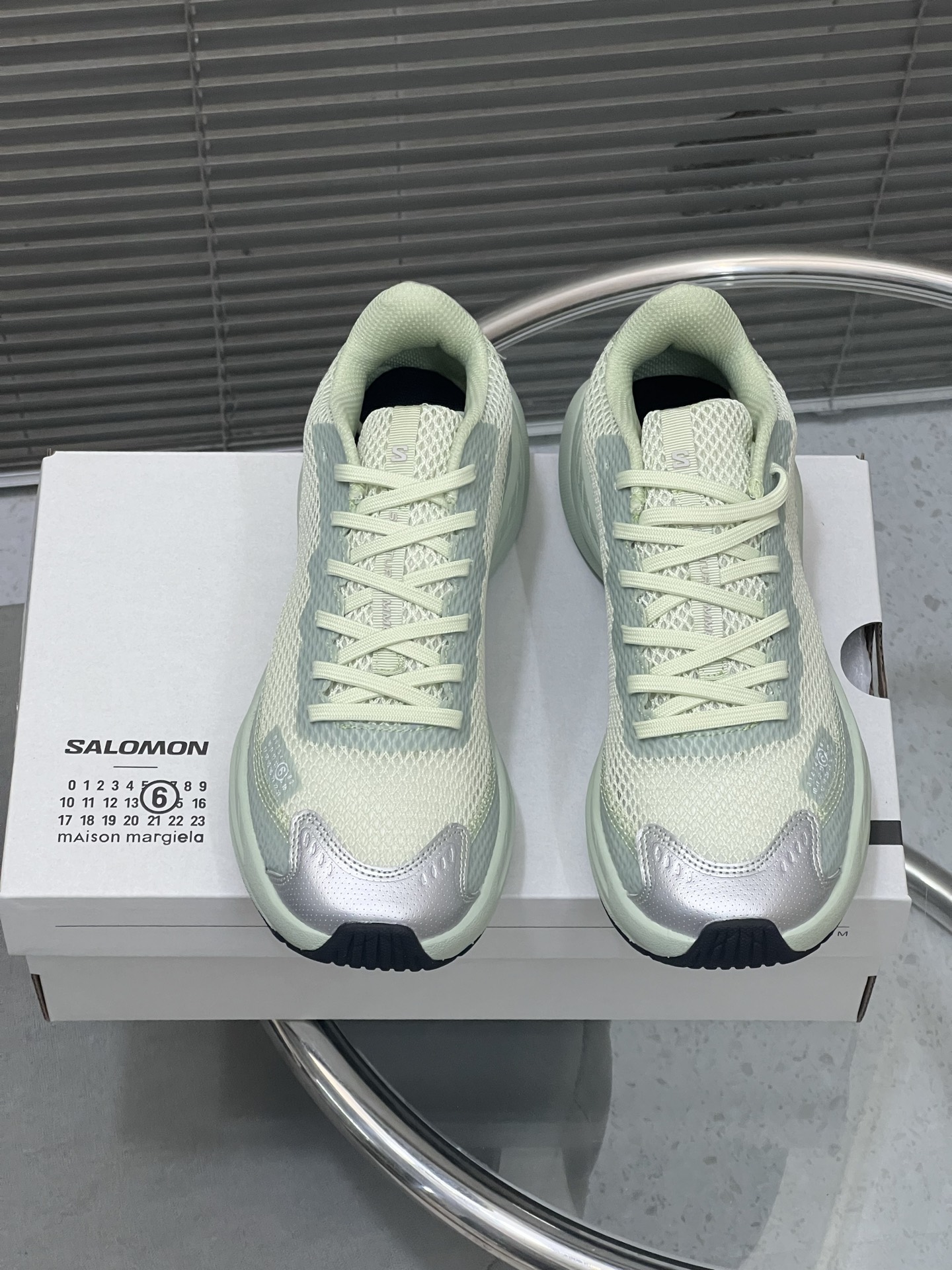 NO:543575,MM6 x SALOMON - Spectur 2 is the 2025 spring and summer series shoe style cooperation between MM6 Maison Margiela and SALOMON. It is based on the road running shoes Spectur 2. The upper is made of large hole mesh material with the same color pressing glue and cut sheet. The side of the shoe has both brand logos, covering polyester fiber, polyurethane, rubber, etc.; it is equipped with full-length carbon fiber board Energy Blade and Energy Foam cushioning system, with thick and widening rear palm, which has both propulsion, cushioning rebound and stability. Women's size 35-40, men's 40-45. Original foamed outsole, light and comfortable., casual shoes/sports shoes, masion margiela, sneakers19860909MM6 x SALOMON - Spectur 2是MM6 Maison Margiela与SALOMON合作的2025春夏系列鞋款,以公路跑鞋Spectur 2为基础,鞋面采用大孔网眼材质搭配同色系压胶与裁片,鞋侧有双方品牌标识,材质涵盖聚酯纤维、聚氨酯、橡胶等；它搭载全长碳纤维板Energy Blade与Energy Foam缓震系统,后掌加厚加宽,兼具推进力、缓震回弹与稳定性. 女码35-40、男40-45. 原版发泡大底、轻便又舒适.,休闲鞋/运动鞋,masion margiela,sneakers,Women's Shoes