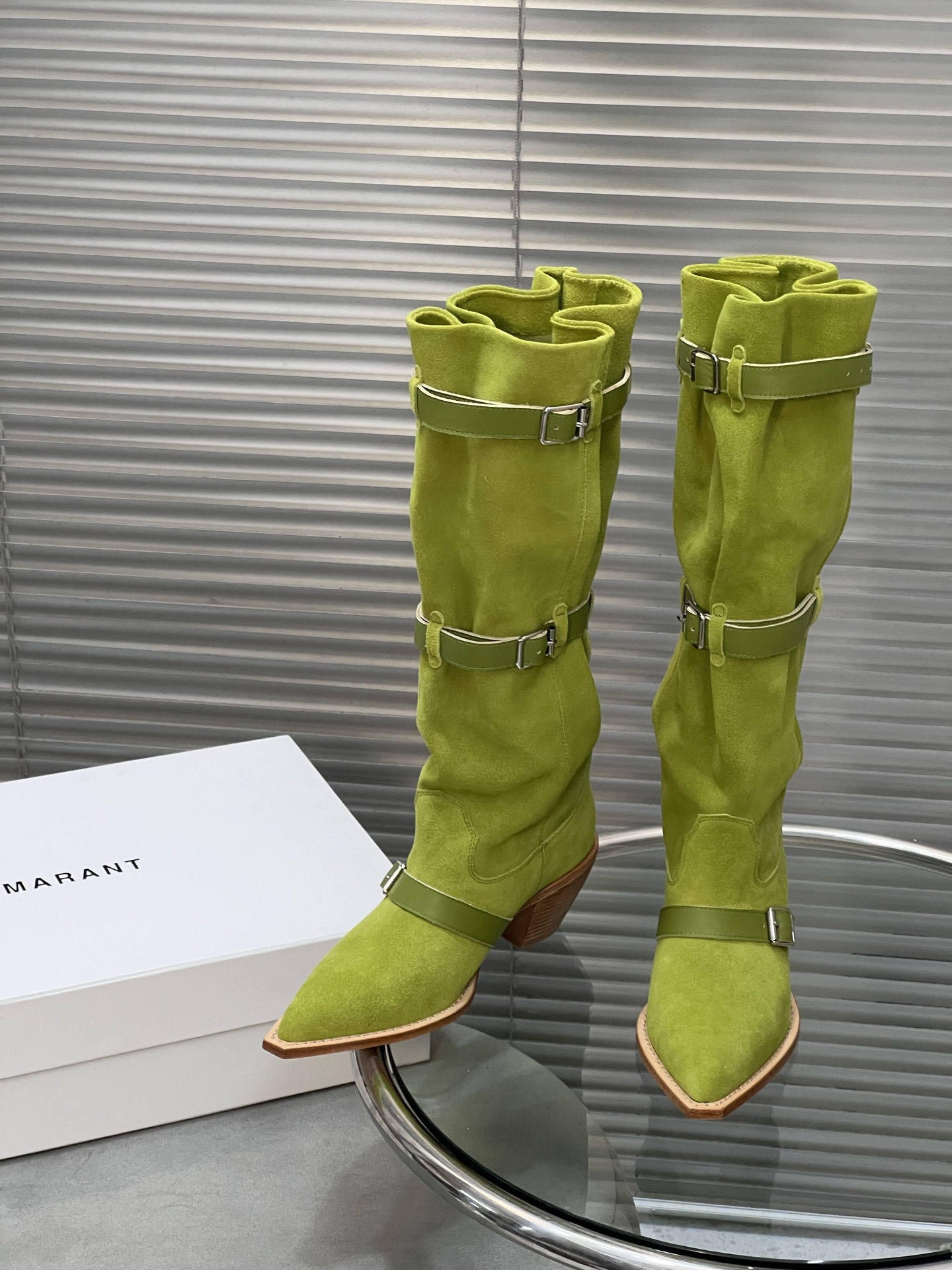 NO:543639,Isabel Marant Autumn and Winter Show pleated leather boots The fringed, leather and other elements that are constantly reappearing in the autumn show bring people a strong sense of urban hunters. French fashionable brand Unique design style leather boots. Each color is versatile. Lazy style matches to brighten the entire look. Short style is very inclusive. Pointed toes can lengthen the height and make the legs look thin. Size35-42 (40.41.42 custom-made without return or exchange), boots, boots, boots19860909Isabel Marant 秋冬秀款褶皱织皮长靴 秋季秀场不断重复出现的流苏、皮革等元素带给人浓浓的都市猎人的感觉 法国时髦品牌 独特设计风格织皮靴 每个配色都很百搭 慵懒风搭配 提亮整个造型 短款的包容性很强 尖头可以拉长身高 显腿细 size35-42（40.41.42定制不退换）,靴子,boots,Women's Shoes