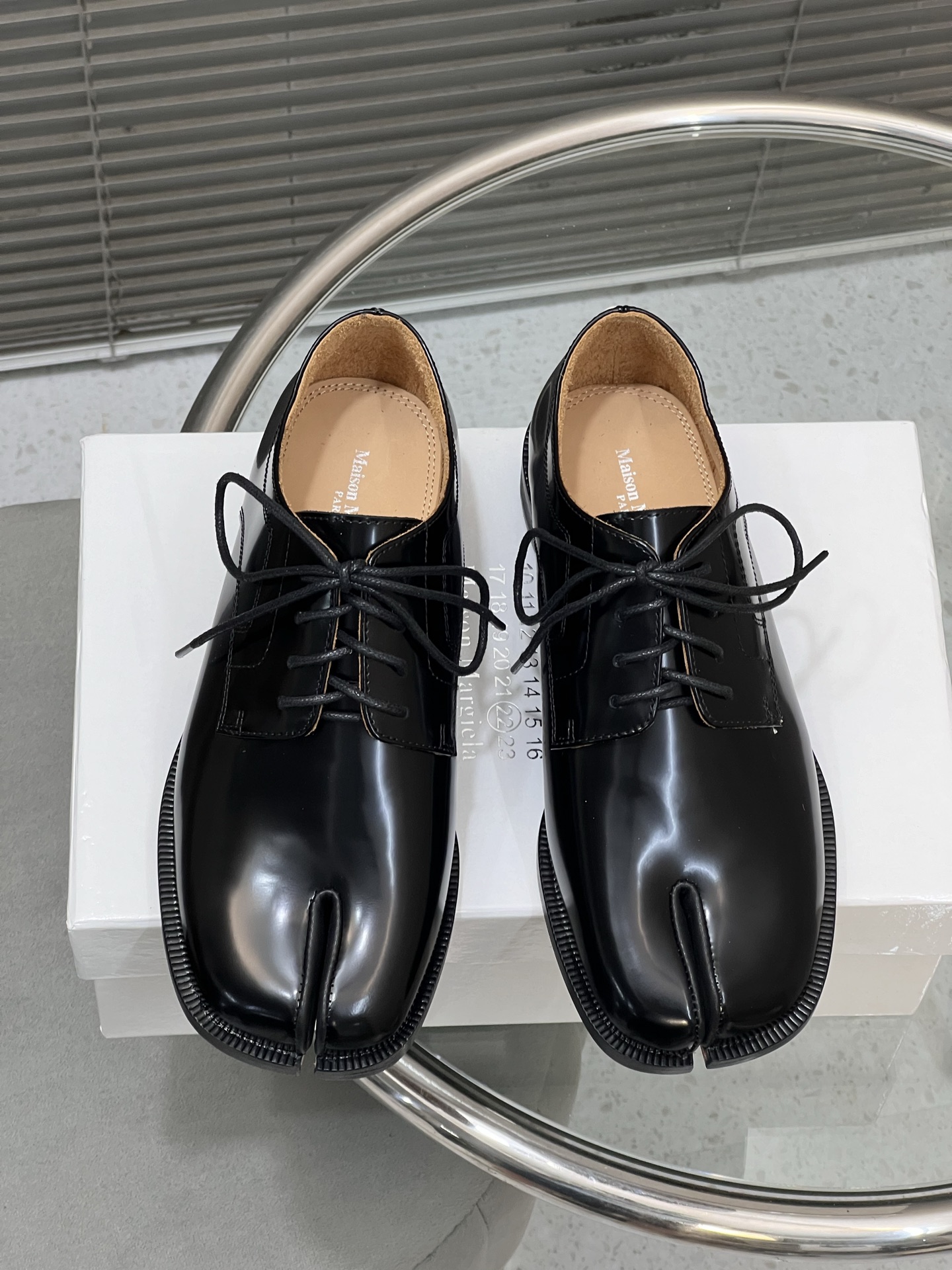 NO:543572,MM6 Magila, men and women's classic split-toe loafers, small leather shoes, fabric, open-edge beaded cowhide, inner lining, water-dyed cowhide inner lining, size women's 35-40, men's 39-45 (for women's 40), loafers, masion margiela, masion margiela, loafers, cowhide, Leather soles19860909MM6马吉拉 男女同款经典分趾乐福鞋小皮鞋单鞋 面料 开边珠牛皮 内里 水染牛皮内里 大底真皮大底 size女35-40 男39-45（女40定）,乐福鞋,masion margiela,masion margiela,loafers,cowhide,Leather soles,Women's Shoes