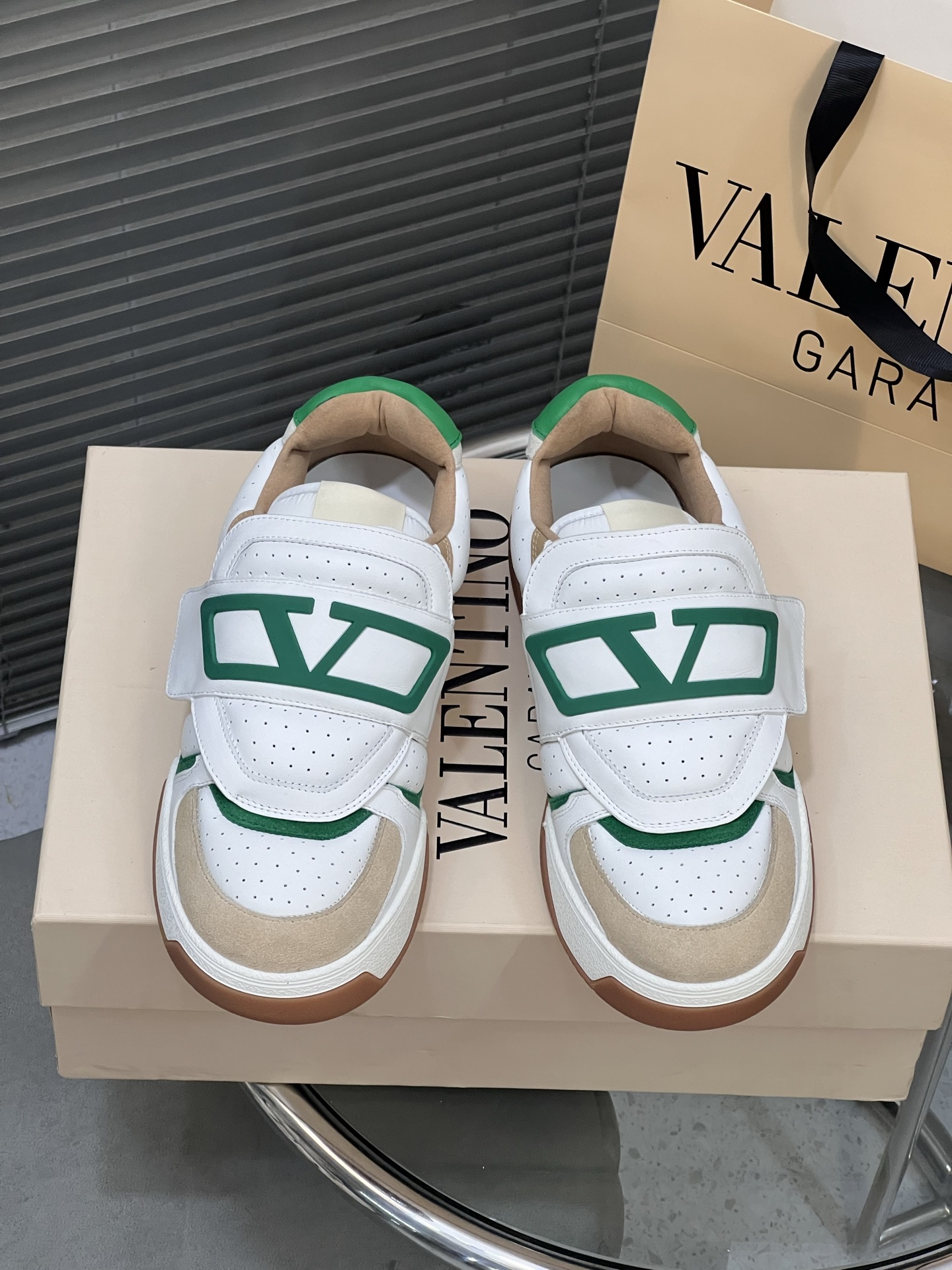 NO:543633,Top version Valentino Joie de Jouer series Velcro, thick sole, bread shoes, casual sports shoes, white shoes, original purchase and development, making products Joie de Jouer series Simple style without losing style. Pure white base with fresh green and soft beige, and the unique Velcro design highlights personality. Every detail tells fashion and quality. Put it on, take a confident pace and start a trendy journey. Exquisite packaging for delivery counter Fabric: Original custom imported top layer cowhide Inner: Original custom soft sheepskin outsole: Original open mold-proof TPU material Sole thickness: 3.5CM Size: Men's 38-45, casual shoes/sports shoes, valentino, valentino, sneakers, cowhide, sheepskin19860909顶级版本 Valentino华伦天奴 Joie de Jouer系列 魔术贴 厚底 面包鞋 休闲 运动鞋 小白鞋 原版购入开发 做货 Joie de Jouer系列 风格简约而不失格调.纯净白色基底搭配清新绿与柔和米色,独特的魔术贴设计彰显个性.每一处细节都诉说着时尚与品质,穿上它,踏出自信步伐,开启潮流之旅 配送专柜精美包装 面料: 原版定制进口头层牛皮 内里: 原版定制柔软羊皮里 大底: 原版开模防滑TPU材质 底厚: 3.5CM Size: 男款38-45,休闲鞋/运动鞋,valentino,valentino,sneakers,cowhide,sheepskin,Women's Shoes
