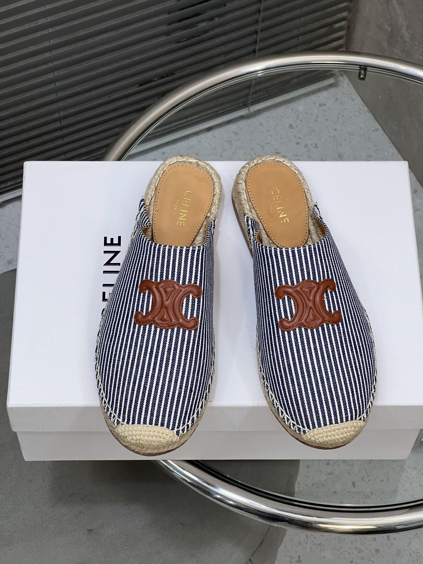 NO:543636,Celine Silin's latest Arc de Triomphe fisherman's shoes in spring and summer. There are many celebrities and celebrities growing grass. A counter is hard to find. Classic and timeless shoe shape. Simple design. Recognizable brand tone. Frosted cowhide imported breathable cloth logo embossing process. One foot lazy shoes. Single shoe style rope weaving rope sole. Matched with rubber sole. Open and close. Very comfortable. Size35-40. Semi-torn fur shoes. Celine, espadrilles, cowhide19860909celine思琳家春夏最新款凯旋门渔夫鞋 超多明星网红种草 专柜一鞋难求 经典永不过时的鞋型 简约的设计 极具辨识度的品牌调性 磨砂牛皮进口透气布logo压花工艺 一脚蹬懒人鞋 单鞋款绳编麻绳底 搭配橡胶鞋底一脚蹬开合 上脚非常舒适Size35-40,半拖毛毛鞋,celine,espadrilles,cowhide,Women's Shoes