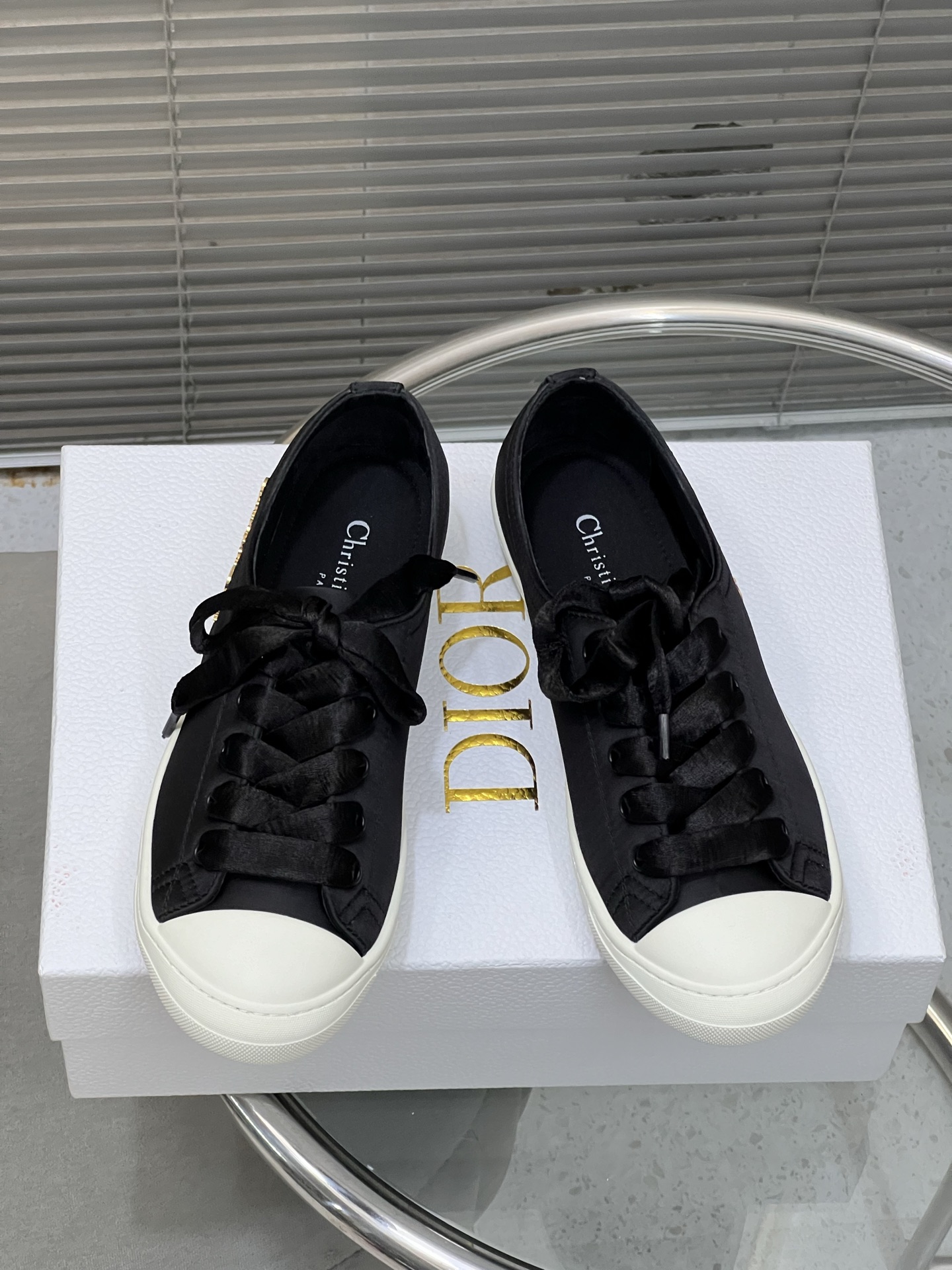 NO:543602,Dior｜Dior 2025ss new fashion sneakers, moral training shoes, sports shoes, one shoe is hard to find in the counter, many Internet celebrity stars grow grass, fried chicken on the feet is versatile, genuine Taikoo Hui purchase and development, high-end customization, upper material, silk fabric/lamb noodles, lining, breathable mesh spliced sheepskin, original model outsole is perfectly reproduced, very comfortable on the feet, original full package  Size 35-40 (41 customized), casual shoes/sports shoes, dior, dior, sneakers, sheepskin, real silk19860909Dior｜迪奥2025ss新品时尚球鞋 德训鞋 运动鞋 专柜一鞋难求 超多网红明星种草 上脚炒鸡百搭、太古汇正品购入开发 高端定制 鞋面材料真丝面料/羊筋面 内里 透气网布拼接羊皮 原版原模大底完美复刻、脚感非常舒适、 原版全套包装 码数35—40（41定做）,休闲鞋/运动鞋,dior,dior,sneakers,sheepskin,real silk,Women's Shoes