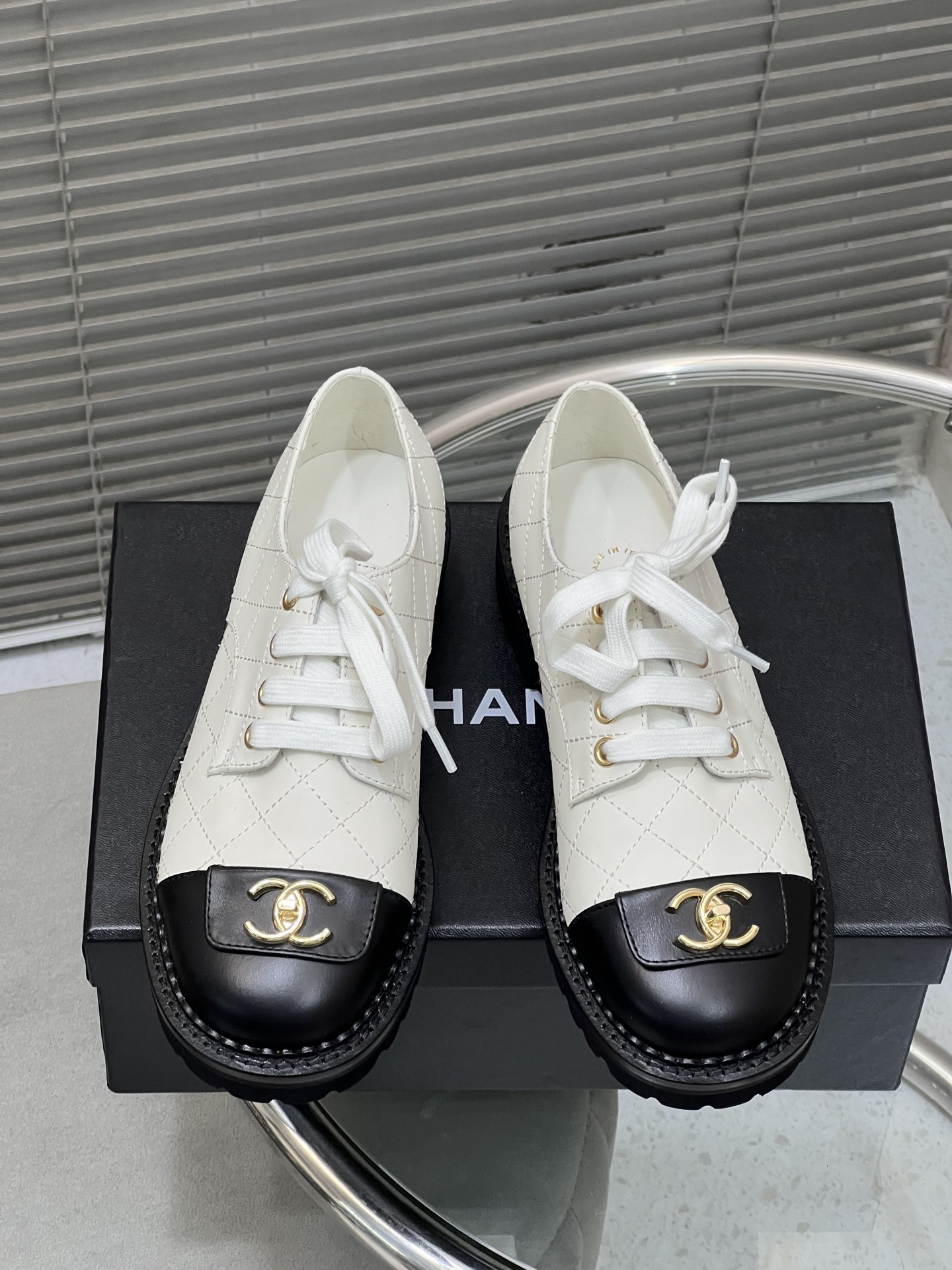 NO:543617,CHANEL official website synchronizes the 2025 new high-version Chanel top casual shoes series____________________________ The must-have hot products for Xiaoxiangjia in summer and autumn, goddess series, with the elegant and famous temperament of Xiangjia, super durable, irresistible, heart-wrenching... This four-season shoes are all star celebrities and internet celebrities, and are so popular on the Internet to promote new products. In the future, it will become a hot series. The real original mold opening customization, upper cowhide/original mold opening buckle, inner original sheepskin cowhide, original mold opening outsole. Heel height 3 cm. Standard size 35-41 (40 41 customized), loafers, chanel, chanel, chanel, loafers, cowhide, sheepskin19860909CHANEL官网同步2025新款高版本香奈儿顶级休闲鞋系列__________________ 夏秋四季小香家必备爆款,女神系列,拥有香家特色优雅名媛气质,超级耐看,让人无法抗拒,心动ing…… 这款四季鞋各大明星网红小红书等等网络力推新品,未来将成为爆款系列,真正的原版开模定制 鞋面牛皮/原版开模扣 内里原版羊皮牛皮鞋垫 原版开模大底.跟高3厘米 标准码 35-41（40 41定做）,乐福鞋,chanel,chanel,chanel,loafers,cowhide,sheepskin,Women's Shoes