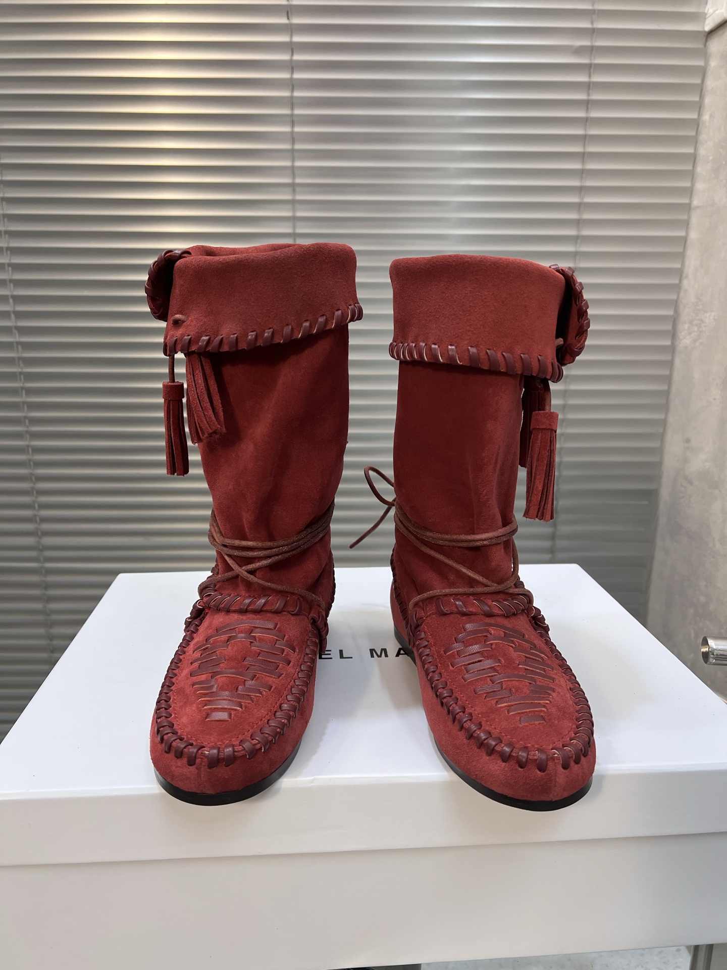 NO:543577,Isabel Marant autumn and winter show boots. The tassels, leather and other elements that are constantly repeated in autumn shows give people a strong feeling of urban hunters. French fashion brand. Unique design style woven leather boots. Every color is versatile. Lazy style matching brightens the whole look. The short style is very tolerant. The pointed toe can lengthen the height and show thin legs. size35-41 (40.41 customization is not returnable), boots, boots19860909Isabel Marant 秋冬秀款长靴 秋季秀场不断重复出现的流苏、皮革等元素带给人浓浓的都市猎人的感觉 法国时髦品牌 独特设计风格织皮靴 每个配色都很百搭 慵懒风搭配 提亮整个造型 短款的包容性很强 尖头可以拉长身高 显腿细 size35-41（40.41定制不退换）,靴子,boots,Women's Shoes