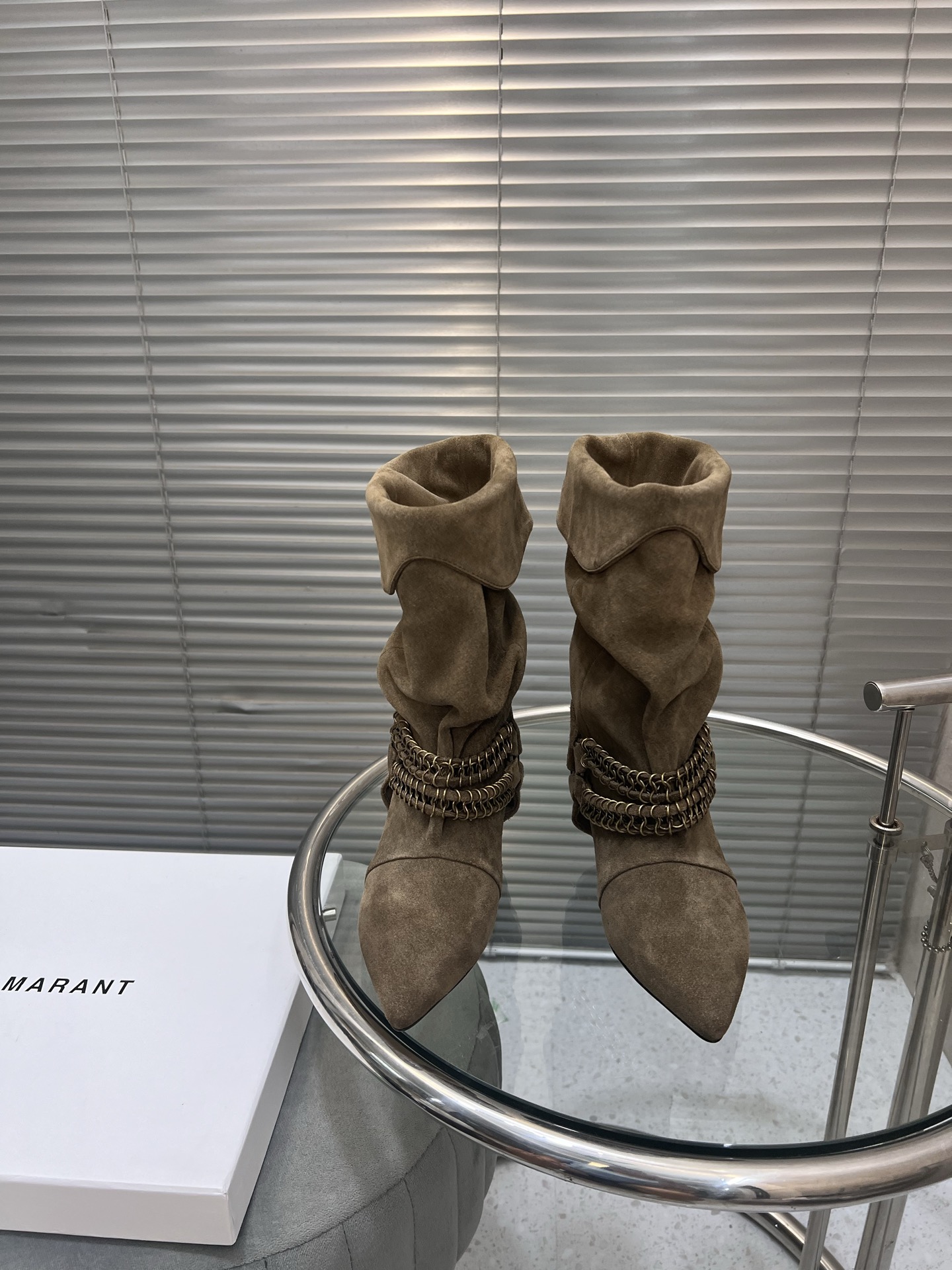 NO:543580,Isabel Marant Autumn and Winter Show Chain Wrinkled Leather Boots French Fashionable Brand Unique Design Style Wrinkled Leather Boots Each color is versatile. Lazy style brightens the whole look. Short style is very inclusive. Pointed toe can lengthen the height and make the legs look thin. size35-41 (40.41 custom-made without return or exchange), boots, boots19860909Isabel Marant 秋冬秀款链条褶皱织皮长靴 法国时髦品牌 独特设计风格皱皮靴 每个配色都很百搭 慵懒风搭配 提亮整个造型 短款的包容性很强 尖头可以拉长身高 显腿细 size35-41（40.41定制不退换）,靴子,boots,Women's Shoes