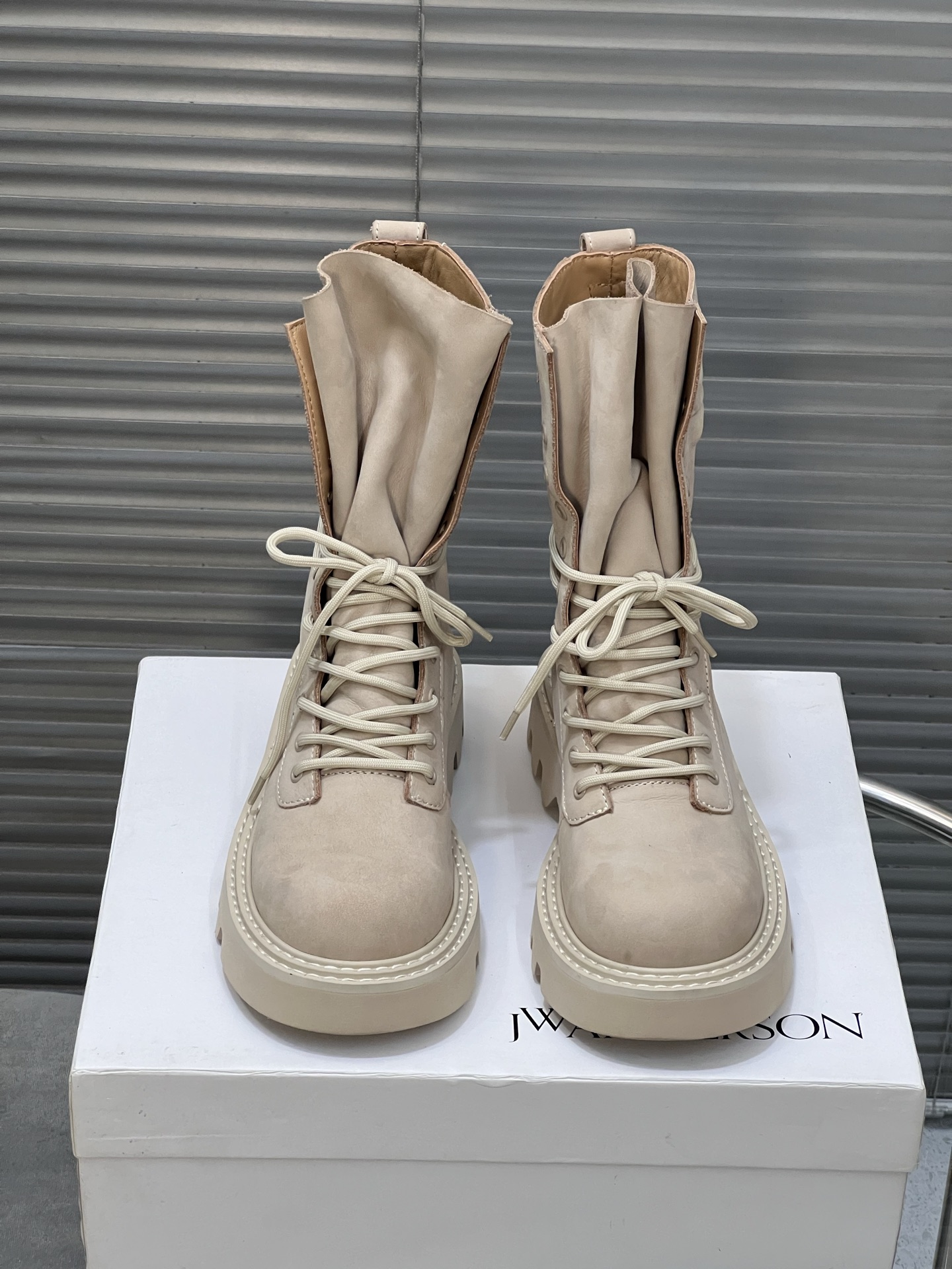 NO:543581,JWAnderson Martin boots autumn and winter trendy brand new British niche brand work boots, unique but not exaggerated design, not easy to collide, each shoe is enough to lead the trend Jwanderson ·High-quality new product fashionable round-toe strap Martin shoes material cow back leather inner water dyed cowhide outsole foamed sole size 35-341 (customized by 40/41), boots, boots, cowhide19860909JWAnderson 马丁靴秋冬潮牌新款 英国小众品牌工装靴 ,独特而不夸张的设计、不易撞款、每款鞋子都足以引领潮流Jwanderson·高定新品时髦圆头绑带马丁鞋 材质牛反皮 内里水染牛皮 大底发泡大底 码数35-341（40/41定制),靴子,boots,cowhide,Women's Shoes