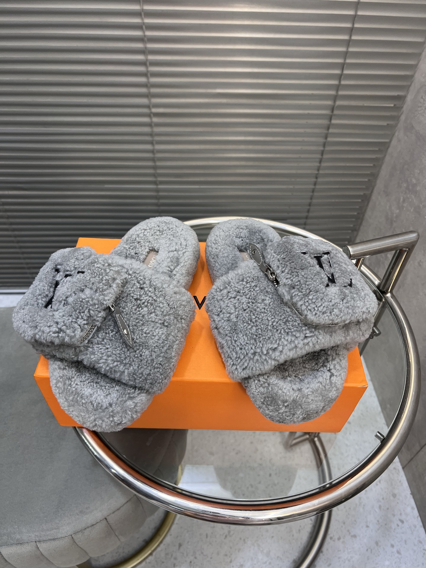 NO:543615,LV new style fleece slippers, wool lazy slippers, pocket slippers, lazy people must have to wear, addictive slippers, huge soft and comfortable, let you get rid of all the constraints, the footbed is very close to the soles of the feet, very comfortable to wear, it is a sense of comfort visible to the naked eye, walking for a day without pressure, the original mold is anti-slip and wear-resistant Size35-40, fleece slippers, louis vuitton, slippers19860909LV 新款毛拖 羊毛懒人拖鞋口袋包拖鞋 懒人必备穿了会上瘾的拖鞋 巨软巨舒服 让你摆脱一切的束缚感 垫脚脚床很贴合脚底 穿着非常舒服 是肉眼可见的舒适感 暴走一天无压力 原版开模耐防滑又耐磨 Size35-40,毛毛鞋拖鞋,louis vuitton,slippers,Women's Shoes