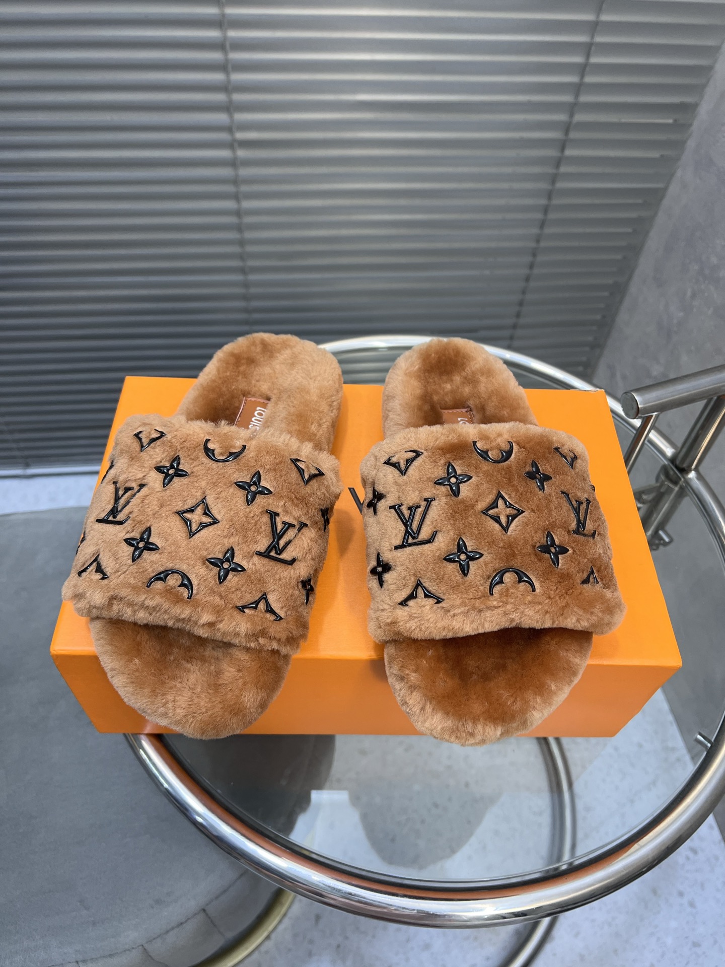 NO:543612,LV new style fleece wool lazy slippers A must-have for lazy people to wear and addictive slippers. The huge soft and comfortable feeling will help you get rid of all the constraints. The footbed is very close to the soles of the feet. It is very comfortable to wear. It is a comfortable feeling visible to the naked eye. It is a stress-free day. The original mold is anti-slip and wear-resistant. Size35-40, fleece slippers, louis vuitton, slippers19860909LV 新款毛拖 羊毛懒人拖鞋 懒人必备穿了会上瘾的拖鞋 巨软巨舒服 让你摆脱一切的束缚感 垫脚脚床很贴合脚底 穿着非常舒服 是肉眼可见的舒适感 暴走一天无压力 原版开模耐防滑又耐磨 Size35-40,毛毛鞋拖鞋,louis vuitton,slippers,Women's Shoes