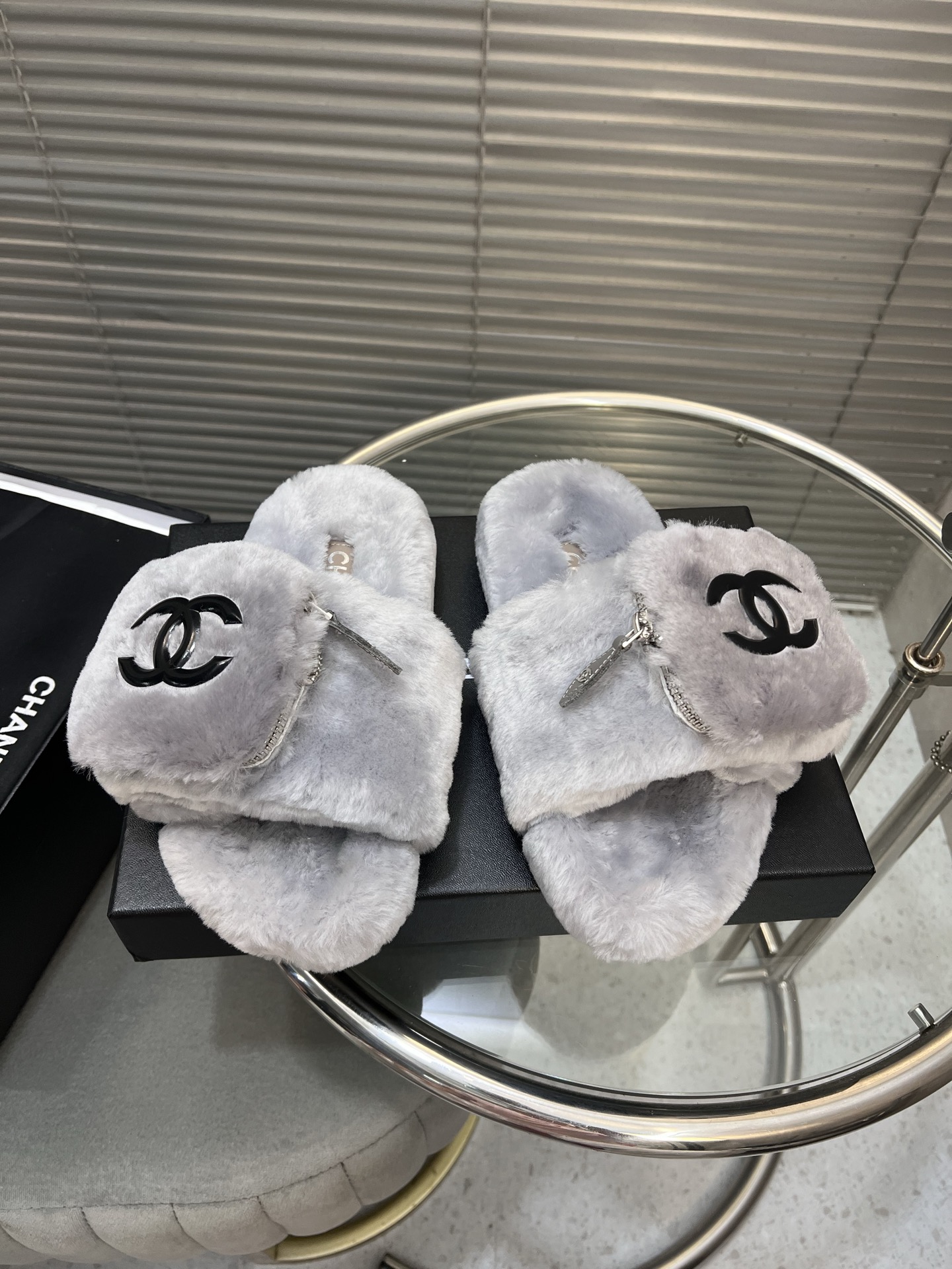 NO:543618,Exclusive new model, private custom Xiaoxiang 2025 spring and summer new model | Wool Velcro slippers pocket slippers for women wool dragging soles are made of high-density foam material, extremely lightweight, lambskin material along strips and foot pads!  Size35-40 (40 custom made), fur shoes and slippers, slippers, sheepskin19860909独家新款 私人定制小香2025春夏新款｜羊毛魔术贴拖鞋口袋拖鞋女羊毛拖 鞋底高密度发泡材质,轻盈无比,沿条和垫脚小羊皮材质！ Size35-40（40定做）,毛毛鞋拖鞋,slippers,sheepskin,Women's Shoes