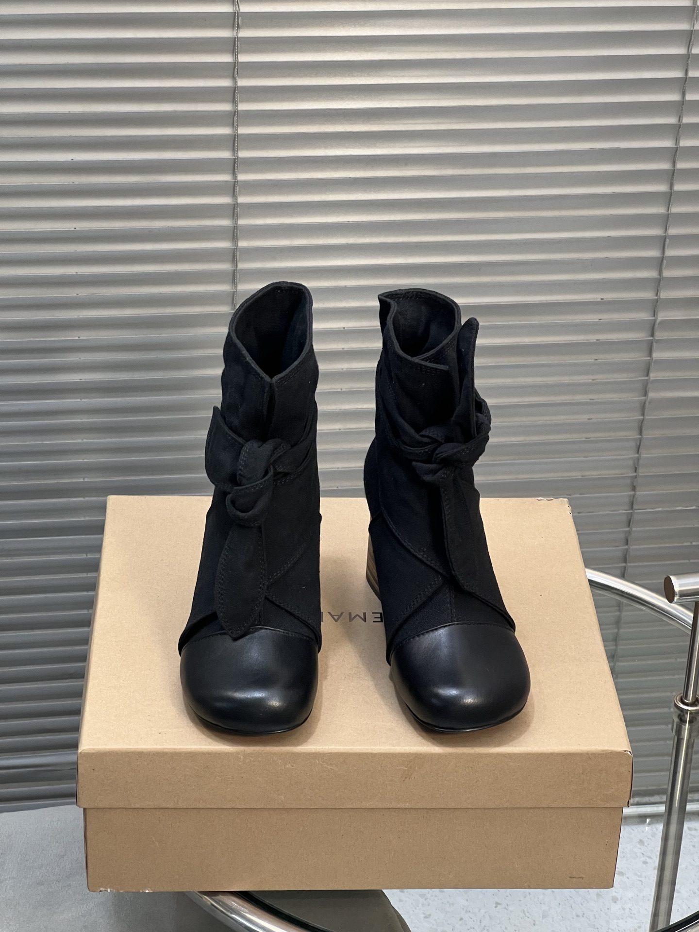 NO:543587,Lemaire 2025 ｜Niqian autumn and winter new high-heel bow short boots Original cloth + sheepskin sheepskin lining/footpad Original genuine leather sole Thick high heels are very comfortable on the feet Heel height 8.5cm size35-41 (customized for 40/41), boots, boots, sheepskin, Leather soles19860909Lemaire 2025 ｜小众秋冬新品高跟蝴蝶结短靴 原版布面+羊皮 羊皮内里/垫脚 原版真皮大底 粗高跟上脚很舒适 跟高8.5cm size35-41（40/41定做）,靴子,boots,sheepskin,Leather soles,Women's Shoes