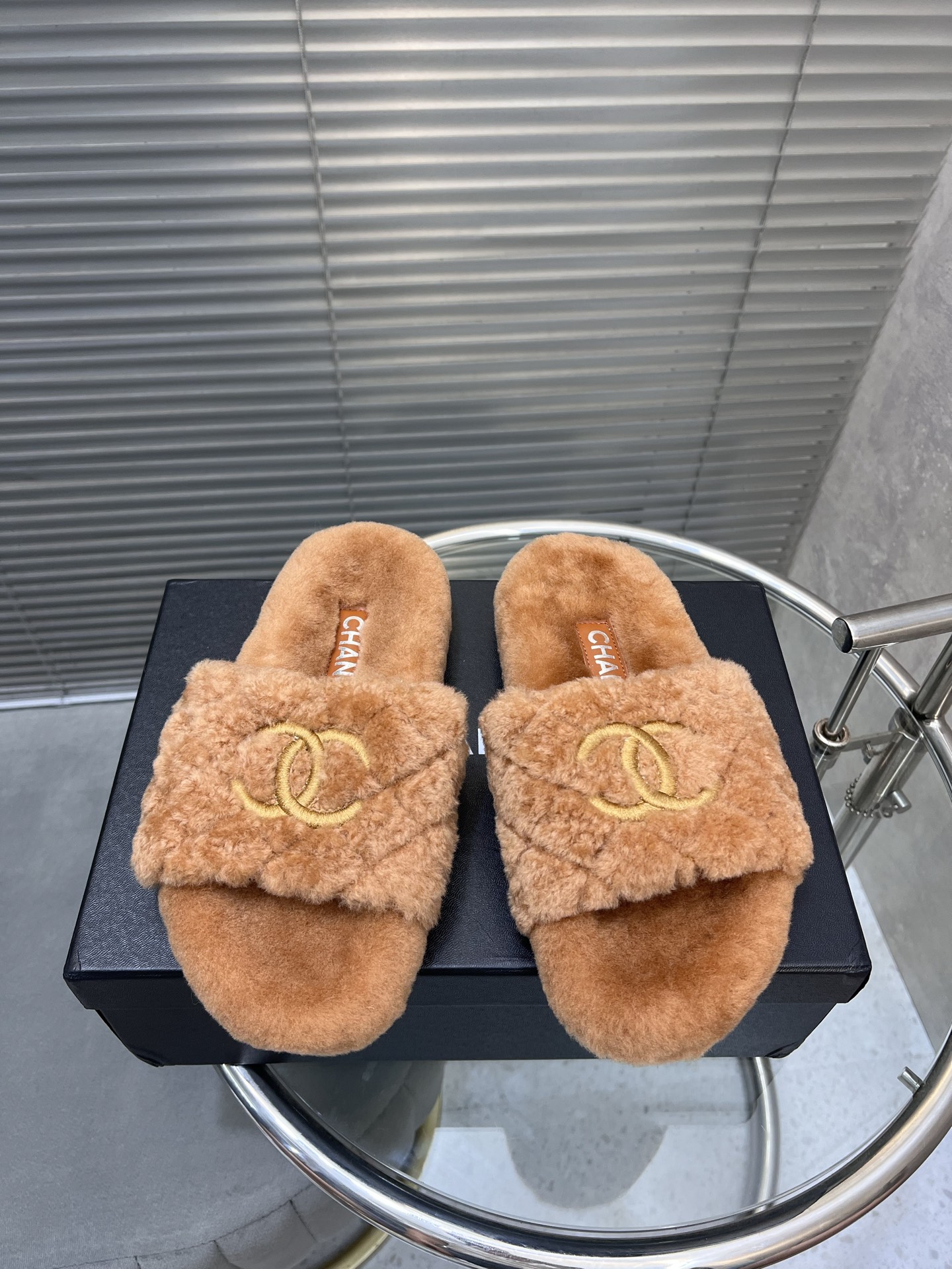 NO:543621,Chanel Xiaoxiang's new Mier slippers are wool slippers. Lazy people must wear slippers that will become addictive. They are super soft and comfortable, allowing you to get rid of all the sense of restraint. The foot bed fits the soles of your feet very well. It is very comfortable to wear and is visible to the naked eye. No stress when walking around for a day. Anti-slip and wear-resistant soles ●Wool + rhinestones ●Wool feet ●SIZE: 35-40 (customized for 40, non-refundable), furry shoes and slippers, chanel, slippers19860909chanel 小香新款蜜儿拖鞋羊毛拖 懒人必备穿了会上瘾的拖鞋 巨软巨舒服 让你摆脱一切的束缚感 垫脚脚床很贴合脚底 穿着非常舒服 是肉眼可见的舒适感 暴走一天无压力 耐防滑又耐磨底 ●羊毛+水钻 ●羊毛垫脚 ●SIZE:35-40（40定做不退换),毛毛鞋拖鞋,chanel,slippers,Women's Shoes