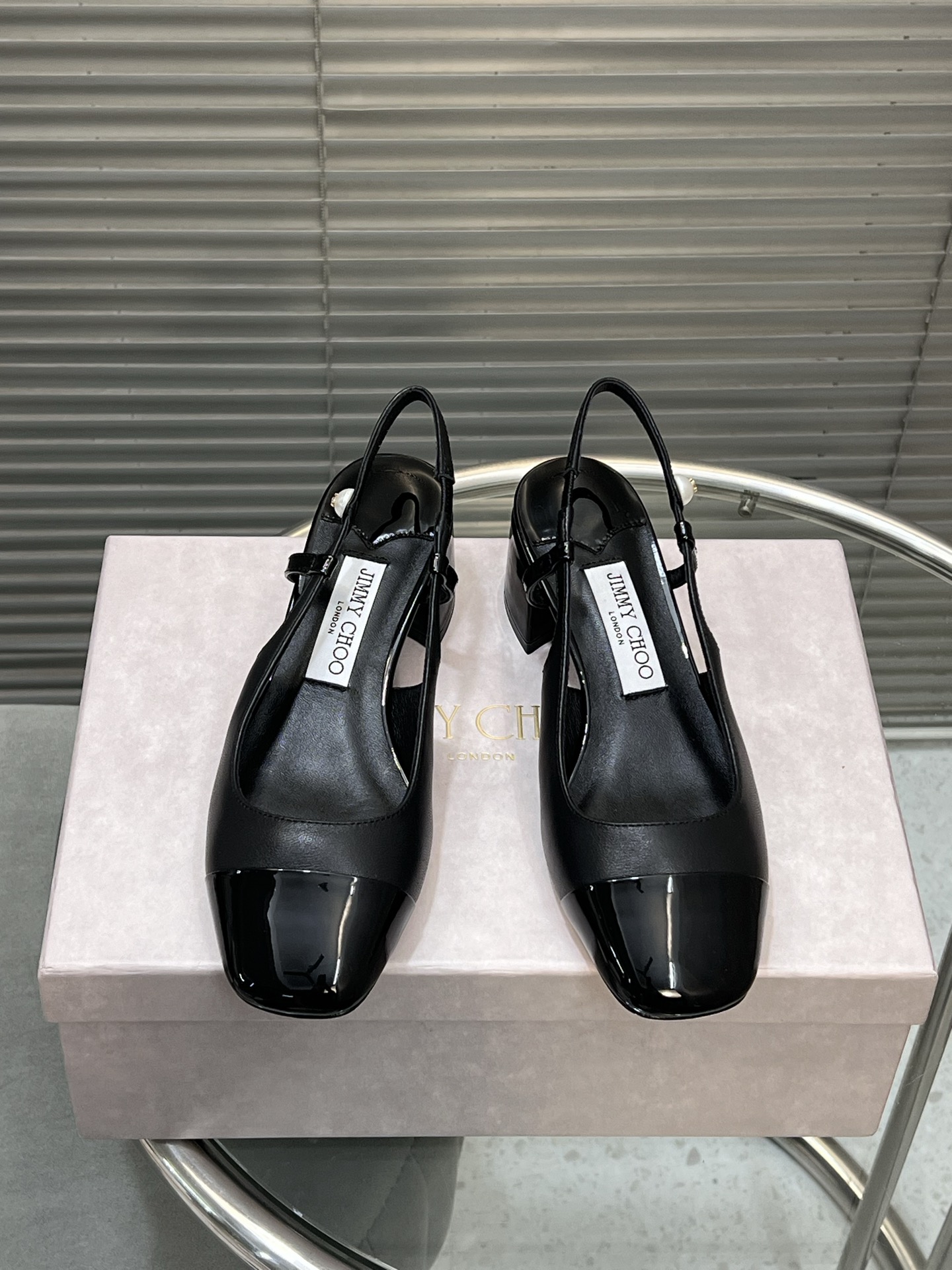 NO:543532,Purchase level 2025 Early Spring Jimmy Choo Jimmy Zhou Fangtou Mary Jane Single Shoes Sandals!  Upper original imported patent leather/sheepskin/special material Gret footbed original sheepskin outsole imported from Italy genuine leather sole Heel height 4.5cm size#34～41 (customized 34/40/41 no return or replacement), sandals, jimmy choo, jimmy choo, sandals, mary jane, sheepskin19860909代购级别2025早春 Jimmy Choo吉米周方头玛丽珍单鞋凉鞋！ 鞋面原版进口漆皮/羊皮/特色材料格丽特 垫脚原版羊皮 大底意大利进口真皮鞋底 跟高4.5cm size#34～41（定制34/40/41不退不换）,凉鞋,jimmy choo,jimmy choo,sandals,mary jane,sheepskin,Women's Shoes