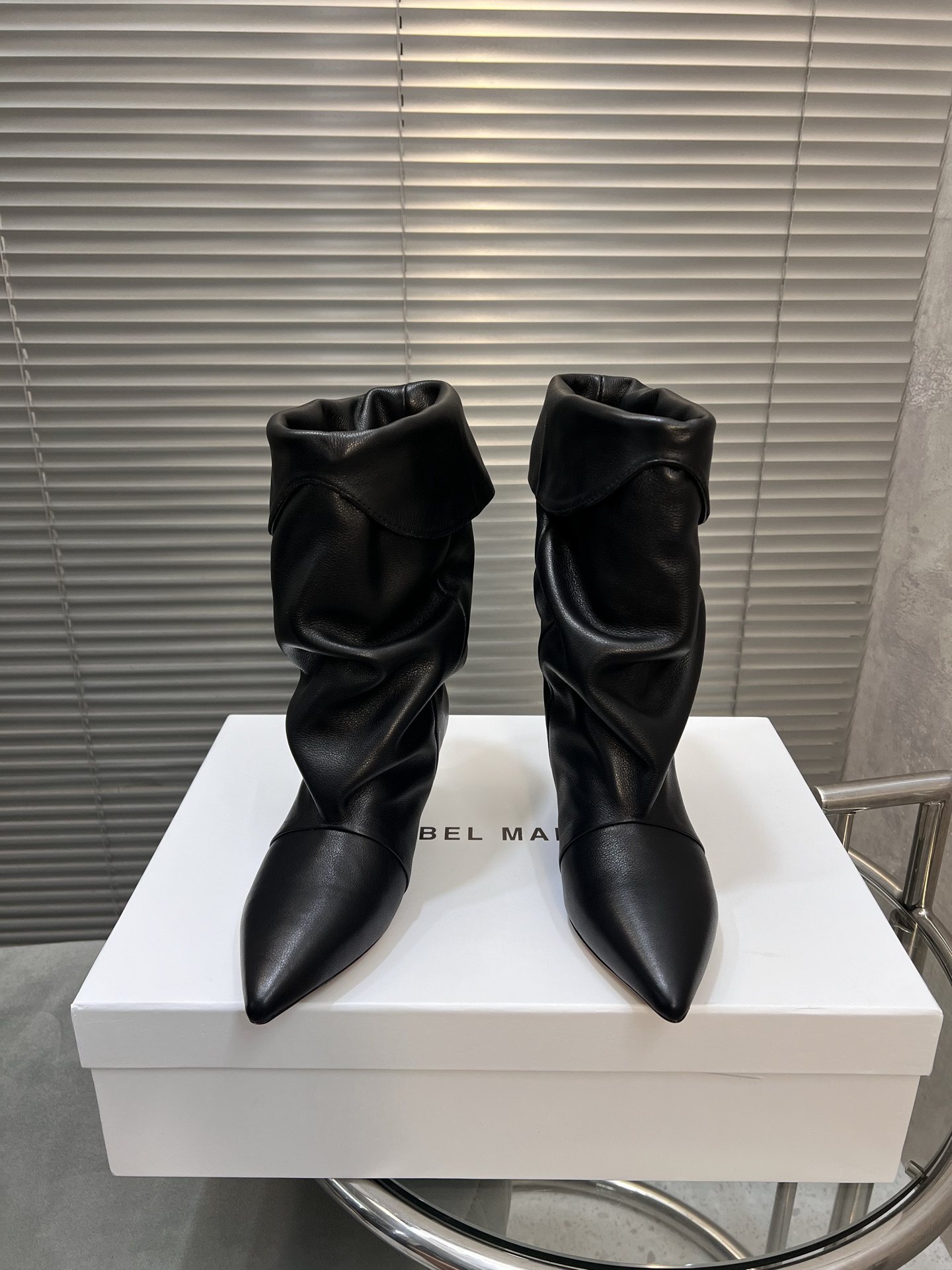 NO:543583,Isabel Marant autumn and winter show style wrinkled leather boots. French fashion brand. Unique design style wrinkled leather boots. Every color is versatile. Lazy style matching brightens the whole look. The short style is very tolerant. The pointed toe can lengthen the height and show thin legs. size35-41 (40.41 customization is not returnable), boots, boots19860909Isabel Marant 秋冬秀款褶皱织皮长靴 法国时髦品牌 独特设计风格皱皮靴 每个配色都很百搭 慵懒风搭配 提亮整个造型 短款的包容性很强 尖头可以拉长身高 显腿细 size35-41（40.41定制不退换）,靴子,boots,Women's Shoes