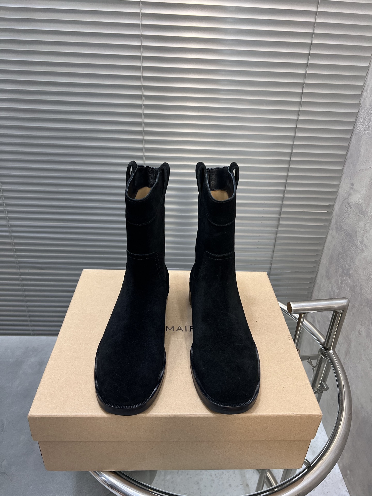 NO:543584,Lemaire square head with a Autumn and Winter square boot!  A pair of high-end and practical boots are expressed in this casual and lazy way. I really like it very much. It is minimalist, low-key and stylish, and exudes a charming temperament everywhere! A must-have item for autumn and winter!  The upper is made of imported delicate Yangjing leather, inner foot pads, water-dyed cowhide leather imported from Italy, thickened leather sole size: 35-41 (40/41 custom made without return or exchange), boots, boots, cowhide, sheep, Leather soles19860909Lemaire 秋冬方头一脚蹬平跟短靴！ 一双高级又实用的靴子用这种随意又慵懒的方式表达出来,我真的超级喜欢呀,极简随意,低调有品,处处散发着迷人的气质! 秋冬必备搭配单品！ 鞋面采用进口细腻羊京皮 内里垫脚水染牛皮 意大利进口加厚真皮大底 码数:35-41（40/41定做不退换）,靴子,boots,cowhide,sheep,Leather soles,Women's Shoes