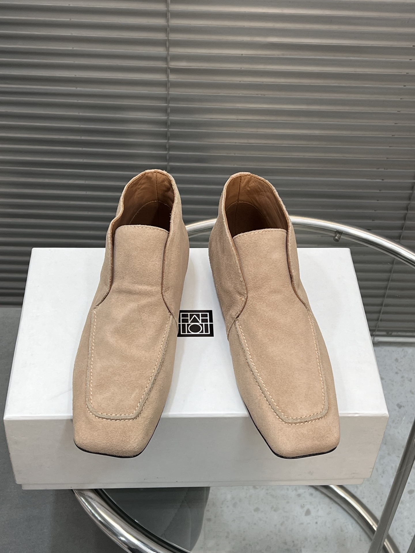 NO:543632,Toteme Square Toe High Bang Flat Shoes. The original version is purchased and sold on the official website. For Toteme, this niche but unique, simple and fashionable item is really not to be missed in the beginning of spring. It is not easy to hit the style. It is full of taste at first glance. Get it quickly. Upper cow suede leather outsole Genuine leather outsole Size 35-41 (40/41 fixed), boots, boots, Leather soles19860909Toteme 方头高邦平底单鞋 原版购入同步官网发售 对于Toteme这小众却又独特简约时髦的单品 开春真的不容错过 不易撞款 一看就是品味满满 赶紧Get起来. 鞋面牛反绒皮 大底真皮大底 码数35-41（40/41定）,靴子,boots,Leather soles,Women's Shoes