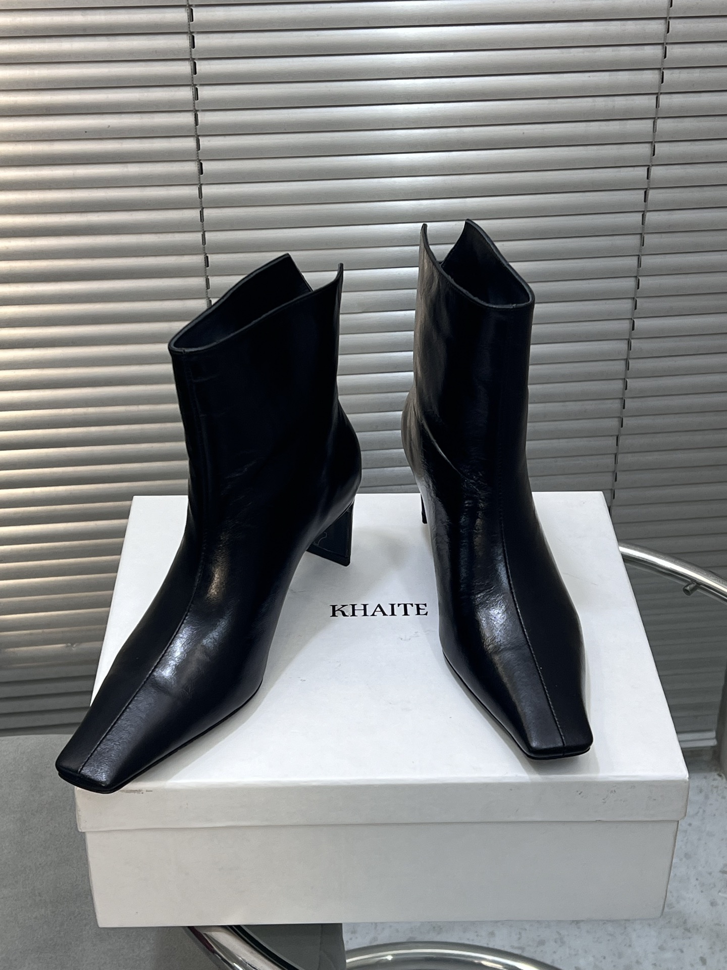 NO:543634,Khaite autumn and winter new 25Ss niche trendy small square toe short boots beautiful nude boots upper cowhide/sheep leather inner foot pad sheepskin sole imported from Italy Size 35-41 (40/41 custom made without return or exchange), boots, boots, cowhide, sheepskin, sheep, Leather soles19860909Khaite 秋冬新款25Ss 小众潮牌小方头短靴绝美裸靴 鞋面牛皮/羊猄皮 内里垫脚羊皮 鞋底意大利进口真皮大底 码数35-41（40/41定做不退换）,靴子,boots,cowhide,sheepskin,sheep,Leather soles,Women's Shoes