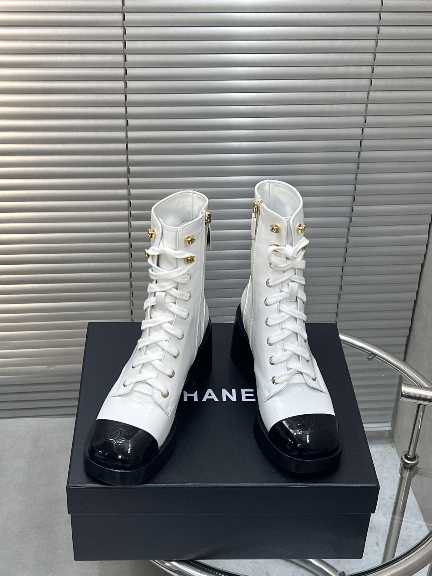 NO:543588,Top version of Xiaoxiang Martin boots, classic and fashionable collision splicing design + metal buckle details, cool and elegant, wear the aura and pull it straight away, fashionable essence, who knows the aesthetics of Xiang Grandma? Fabric cowhide, oily leather inner sheepskin, large sole original genuine leather sole, size 35-41 (customized for 40/41) Heel height 7cm, boots, boots, cowhide, sheepskin, Leather soles19860909顶级版 小香马丁靴,经典与时尚碰撞拼接设计+金属扣细节,又酷又优雅,穿上气场直接拉满,时髦精必备,谁懂香奶奶的审美啊 面料牛皮,油皮 内里羊皮 大底原版真皮大底 码数35-41（40/41定做） 跟高7cm,靴子,boots,cowhide,sheepskin,Leather soles,Women's Shoes