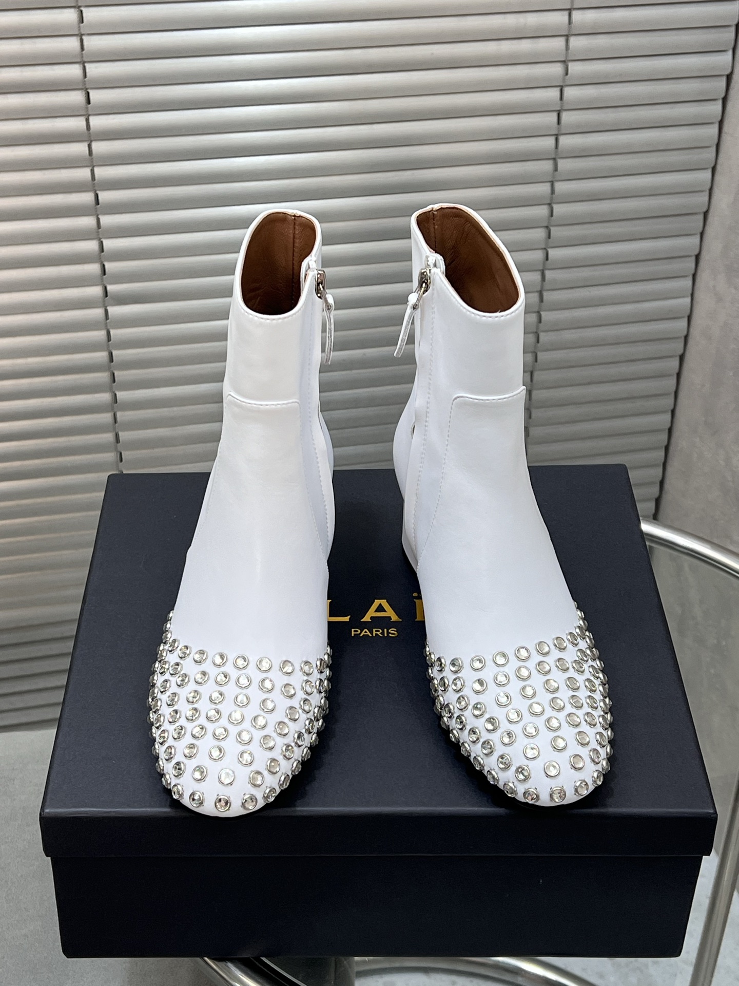 NO:543571,ALAIA's new thick-heeled short boots and studded Martin boots!  This pair of short boots is so amazing. The suede texture is high-end. The toe rivet ring design is super eye-catching. The zipper details are neat and cool. It becomes the most cool on the street when worn. It is suitable for all kinds of fashionable outfits. Easy to grasp the trendy tone. The upper is imported suede. Cowhide. The inner imported sheepskin. The original non-slip and wear-resistant sole. Heel height is 6cm. Size35-39 (40.41.42). Boots, alaia, boots, cowhide, sheepskin, chamois leather.19860909ALAIA 新品粗跟短靴铆钉马丁靴！ 这双短靴太绝啦 麂皮质感高级 鞋头铆钉圈设计超吸睛 拉链细节利落又酷 穿上秒变街头最飒的崽 适配各种时髦穿搭 轻松拿捏潮流腔调 鞋面进口麂皮.牛皮 内里进口羊皮 大底原版防滑耐磨底 跟高6cm Size35-39（40.41.42定）,靴子,alaia,boots,cowhide,sheepskin,chamois leather,Women's Shoes