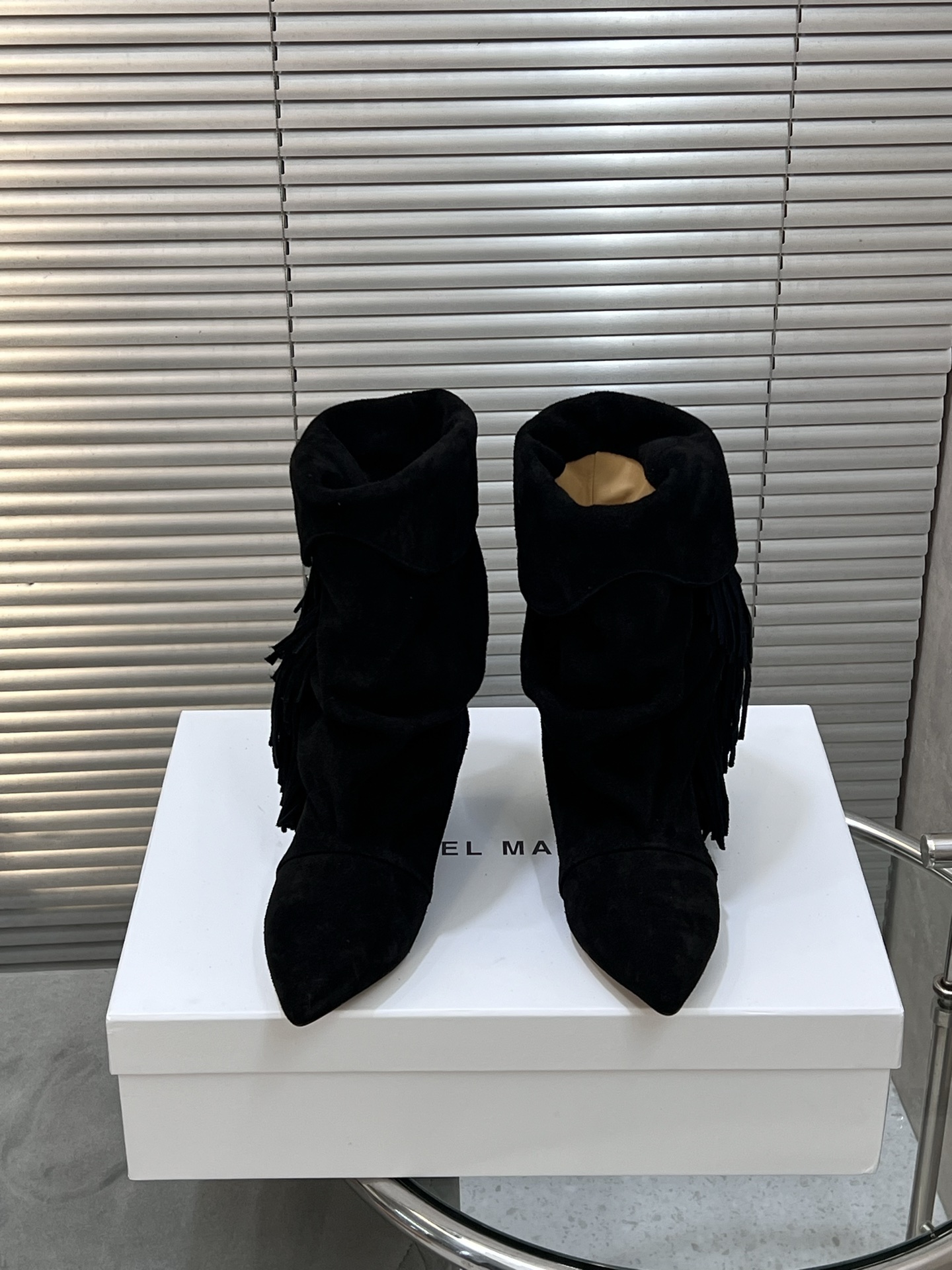 NO:543586,Isabel Marant autumn and winter show style fringed wrinkled leather boots. French fashion brand. Unique design style wrinkled leather boots. Every color is versatile. Lazy style matching brightens the whole look. The short style is very tolerant. The pointed toe can lengthen the height and show thin legs. size35-42/ (40/41/42 customization is not returnable), boots, boots19860909Isabel Marant 秋冬秀款流苏褶皱织皮长靴 法国时髦品牌 独特设计风格皱皮靴 每个配色都很百搭 慵懒风搭配 提亮整个造型 短款的包容性很强 尖头可以拉长身高 显腿细 size35-42/（40/41/42定制不退换）,靴子,boots,Women's Shoes