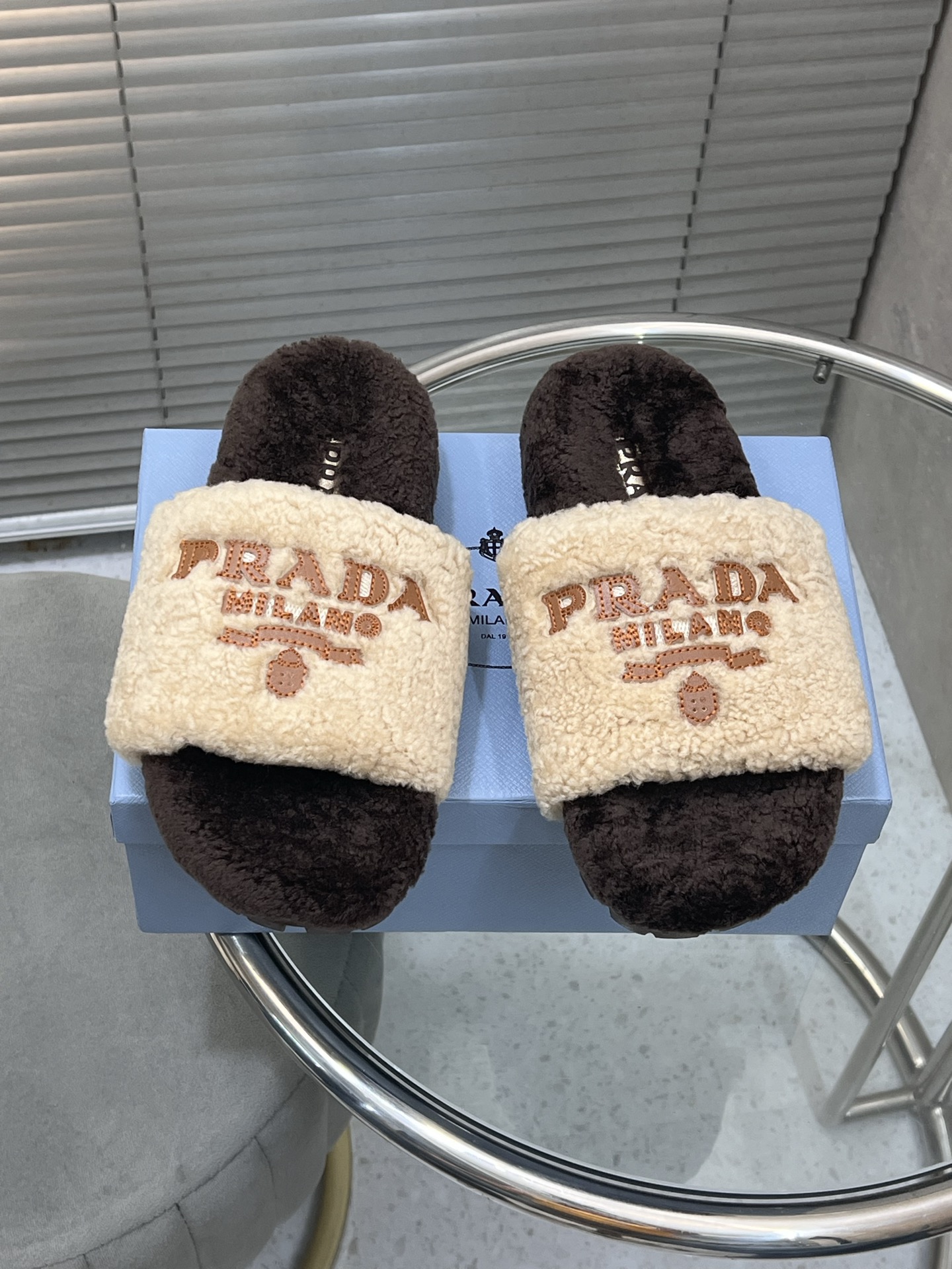 NO:543531,Prada wool slippers are a must-have slipper for lazy people. They are addictive. They are extremely soft and comfortable. They allow you to get rid of all the sense of restraint. The foot bed fits the soles of your feet very well. It is very comfortable to wear. It is comfortable to the naked eye. No stress for a day of running. Anti-slip and wear-resistant soles. Wool wool foot pads SIZE: 35-40 (customized for 40, non-refundable), fur shoes and slippers, prada, slippers19860909Prada 羊毛拖鞋 懒人必备穿了会上瘾的拖鞋 巨软巨舒服 让你摆脱一切的束缚感 垫脚脚床很贴合脚底 穿着非常舒服 是肉眼可见的舒适感 暴走一天无压力 耐防滑又耐磨底 羊毛 羊毛垫脚 SIZE:35-40（40定做不退换),毛毛鞋拖鞋,prada,slippers,Women's Shoes