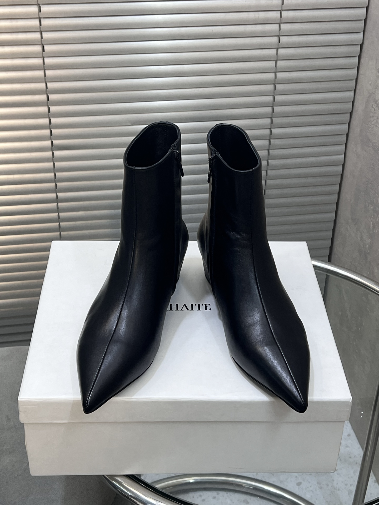 NO:543637,Khaite 25ss autumn and winter new retro heel short boots pointed toe inner heightened side zippered boots!  Beautiful nude boots!  The fashionable and extremely small pointed toe is paired with a heel-in-the-height design. It is chic and versatile and has a stable feel. The shoe shape is slender and fashionable, and the slight accumulation makes the legs look thin. The goddess's versatile leg slim boots can easily create fashionable long legs!  The upper is made of mixed-bred sheepskin, inner footbed sheepskin imported from Italy, imported genuine leather sole size: 35-41 (40/41 is not returned or exchanged), boots, boots, sheepskin, Leather soles19860909Khaite 25ss秋冬新款复古坡跟短靴尖头内增高侧拉链短靴！绝美裸靴！时髦极小尖头搭配坡跟内增高的设计 潇洒百搭而且脚感很稳.鞋型纤细又时髦,微微的堆积感超显腿细 女神的百搭瘦腿靴,轻松穿出时尚大长腿！ 鞋面采用混种羊皮 内里垫脚羊皮 意大利进口真皮大底 码数:35-41（40/41定不退换）,靴子,boots,sheepskin,Leather soles,Women's Shoes