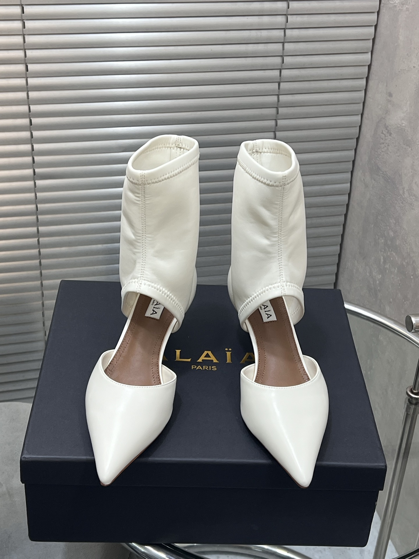 NO:543609,Alaia 25 new Arrow Stretch Short Boots Hollow Sandals This pointed-toed ankle boot is made of geometric hollow skin-exposed design, paired with 55mm heels, which lengthens the leg lines and extends the proportions; made of elastic suede goatskin, easily creates a modern style. Leg long cheating artifact - physically extends the leg lines with slim legs. Black boots visually slim legs and double buffs are stacked with stretched leg lines. The upper is imported delicate sheep skin/cowhide, inner foot pad sheepskin, Italian leather outsole Heel height 5.5cm Size: 35-41 (40/41 Custom made non-return and exchange), boots, alaia, sandals, boots, cowhide, sheepskin, sheep, Leather soles19860909Alaia 阿莱亚25新款箭头弹力短靴中空凉鞋 该款尖头踝靴,采用几何镂空露肤设计,搭配55毫米鞋跟,更加拉长腿部线条比例; 弹力绒面皮山羊皮制成,轻松打造摩登型格. 腿长作弊神器——心细高跟物理延长腿部线条 黑色系靴筒视觉瘦腿双buff叠满拉长腿部线条 鞋面采用进口细腻羊猄皮/牛皮,内里垫脚羊皮,意大利真皮大底 跟高5.5cm Size:35-41（40/41 定做不退换）,靴子,alaia,sandals,boots,cowhide,sheepskin,sheep,Leather soles,Women's Shoes