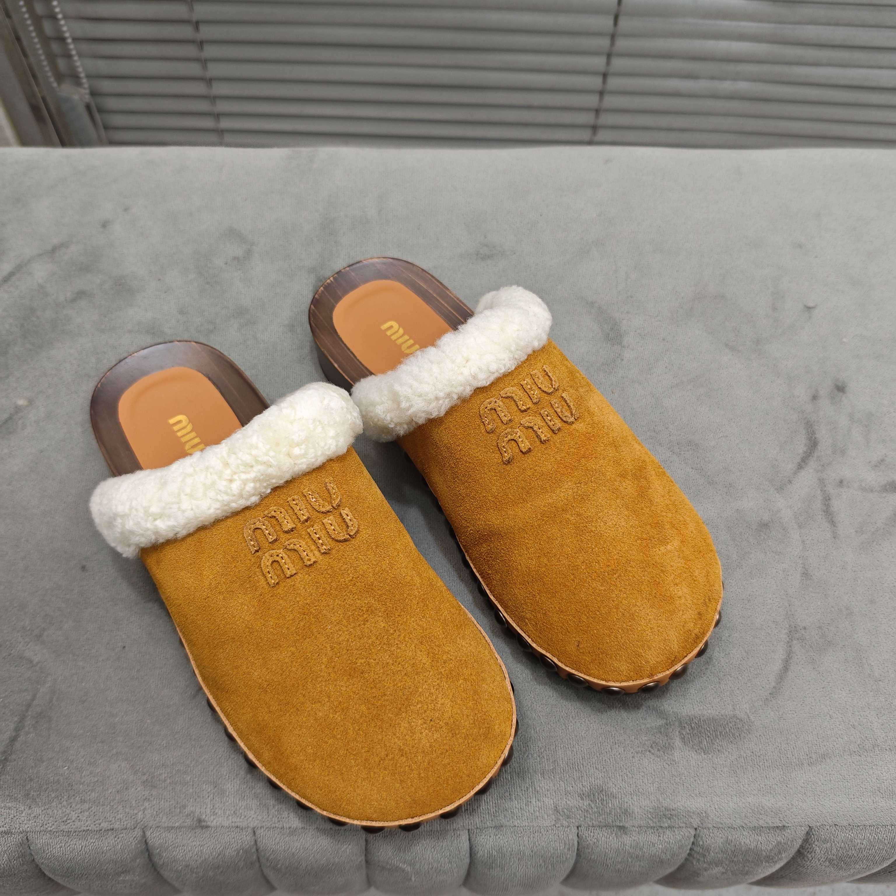 NO:543598,Miumiu cotton shoes sandals 2025 autumn and winter new shoes MiuMiu show suitable and unique color polishing technology comes from the details of the Miu Miu series. The trend elements of the new season are now the favorite concept, diverse collision, conveying modern style~ It looks good no matter how you wear it. This summer's fashionable favorite looks not very comfortable. It is super comfortable to wear. Fabric imported wool matte. Inner imported wool (grained wool) Outsole original outsole. Size 35-41 (40.41 custom made without return or exchange), semi-dragged wool shoes, miumiu, sandals19860909miumiu棉鞋凉鞋2025秋冬新款鞋MiuMiu秀场适当独一无二的擦色工艺工艺来自Miu Miu系列的细节特写 新季的潮流要素一此刻挚爱的概念,多元对撞,传达现代风格~ 怎么穿都好看今夏时髦精最爱 看起来不怎么舒服 上脚超级舒服 面料进口羊毛磨砂 内里进口羊毛（颗粒毛） 大底原版大底 码数35-41（40.41订做不退换）,半拖毛毛鞋,miumiu,sandals,Women's Shoes