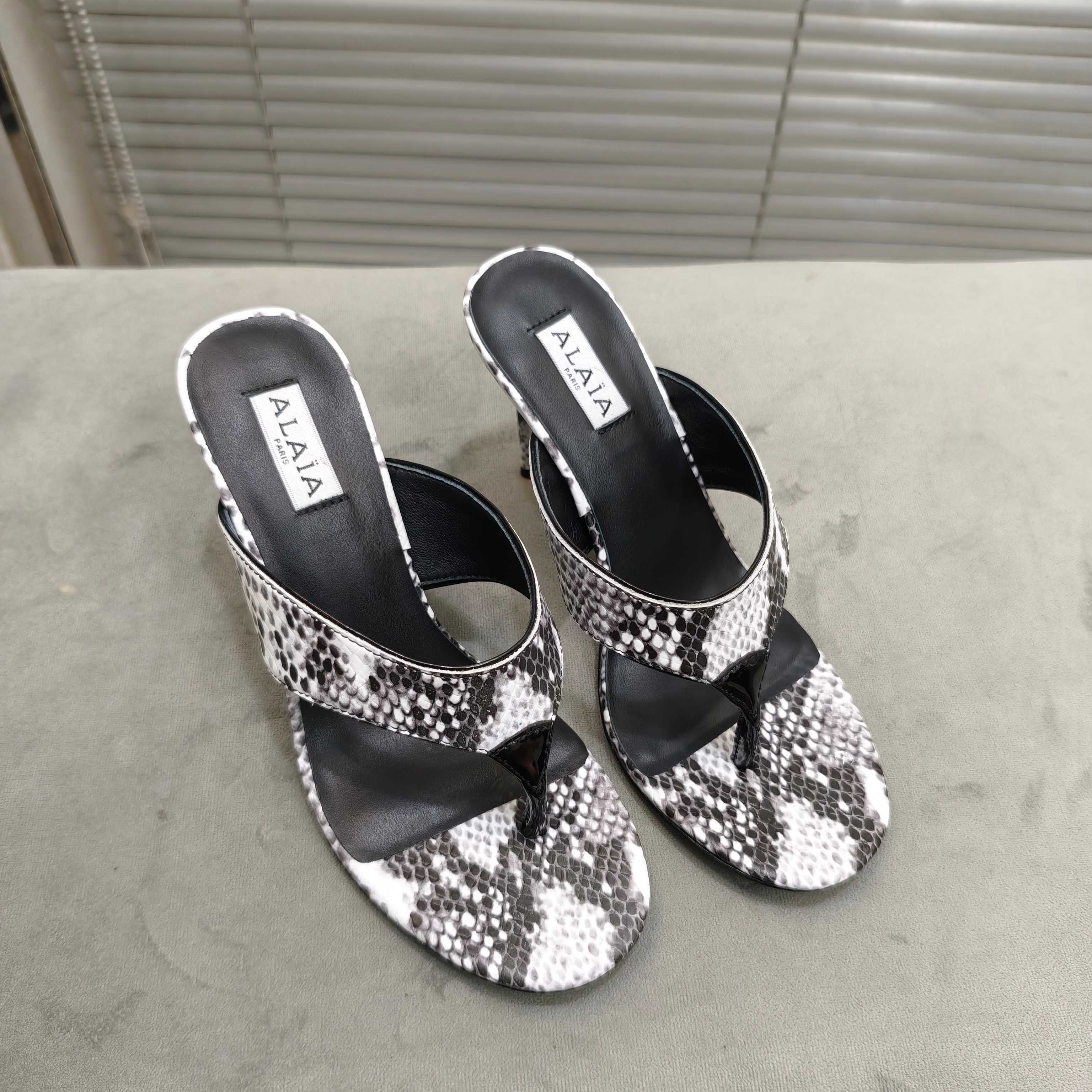 NO:543592,ALAIA new flip flops, size 35-42 (40, 41, 42 custom made without return), split-toe shoes, alaia19860909ALAIA阿莱雅新款人字拖 码数35-42（40,41,42定做不退换）,分趾鞋,alaia,Women's Shoes