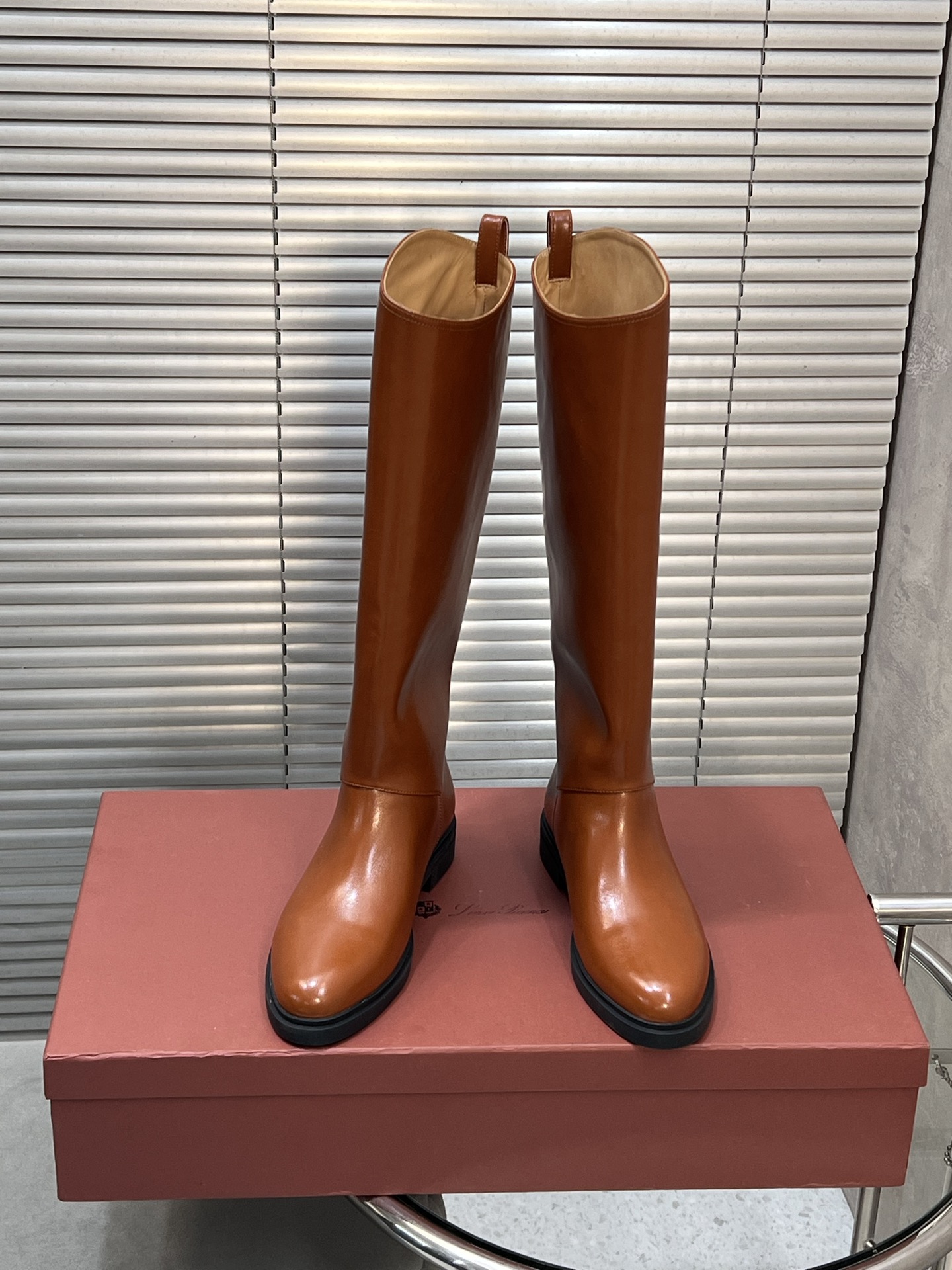 NO:543562,Loro Piana new high boots boots, new high boots for autumn and winter, lazy French and European style, and awesome. Natural, comfortable, free and easy fashionable people are the favorite!  Water-dyeed beef, original non-slip bottom, 35-41# (40/41 custom made without return), boots, loro piano, boots19860909Loro Piana 新款高筒靴长靴 秋冬新款高筒靴,慵懒法欧风,飒爆了 自然舒适洒脱时髦精最爱！水染牛里,原版防滑底 码数35-41#（40/41定做不退换）,靴子,loro piana,boots,Women's Shoes