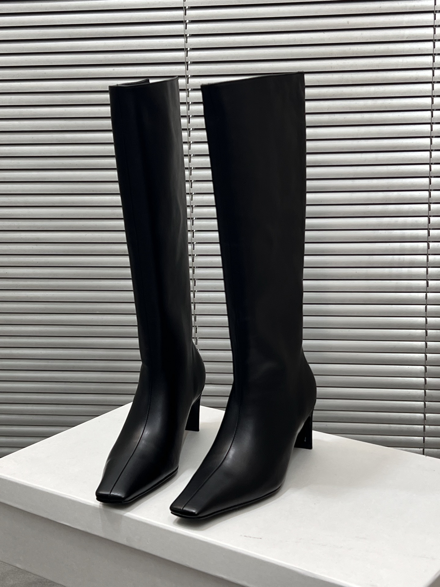 NO:543590,KHAITE's new high-heeled cool high-tube boots in autumn and winter, lazy French and European style, and is so cool. Natural, comfortable, free and easy fashionable people are the favorite!  Imported sheepskin/Yangjing noodle, Italian imported genuine leather sole, size 35-41# (40/41 custom made without return or exchange), boots, boots, sheepskin, sheep, Leather soles19860909KHAITE 秋冬新款高跟凉高筒靴,慵懒法欧风,飒爆了 自然舒适洒脱时髦精最爱！ 进口羊皮/羊京面,意大利进口真皮大底, 码数35-41#（40/41定做不退换）,靴子,boots,sheepskin,sheep,Leather soles,Women's Shoes