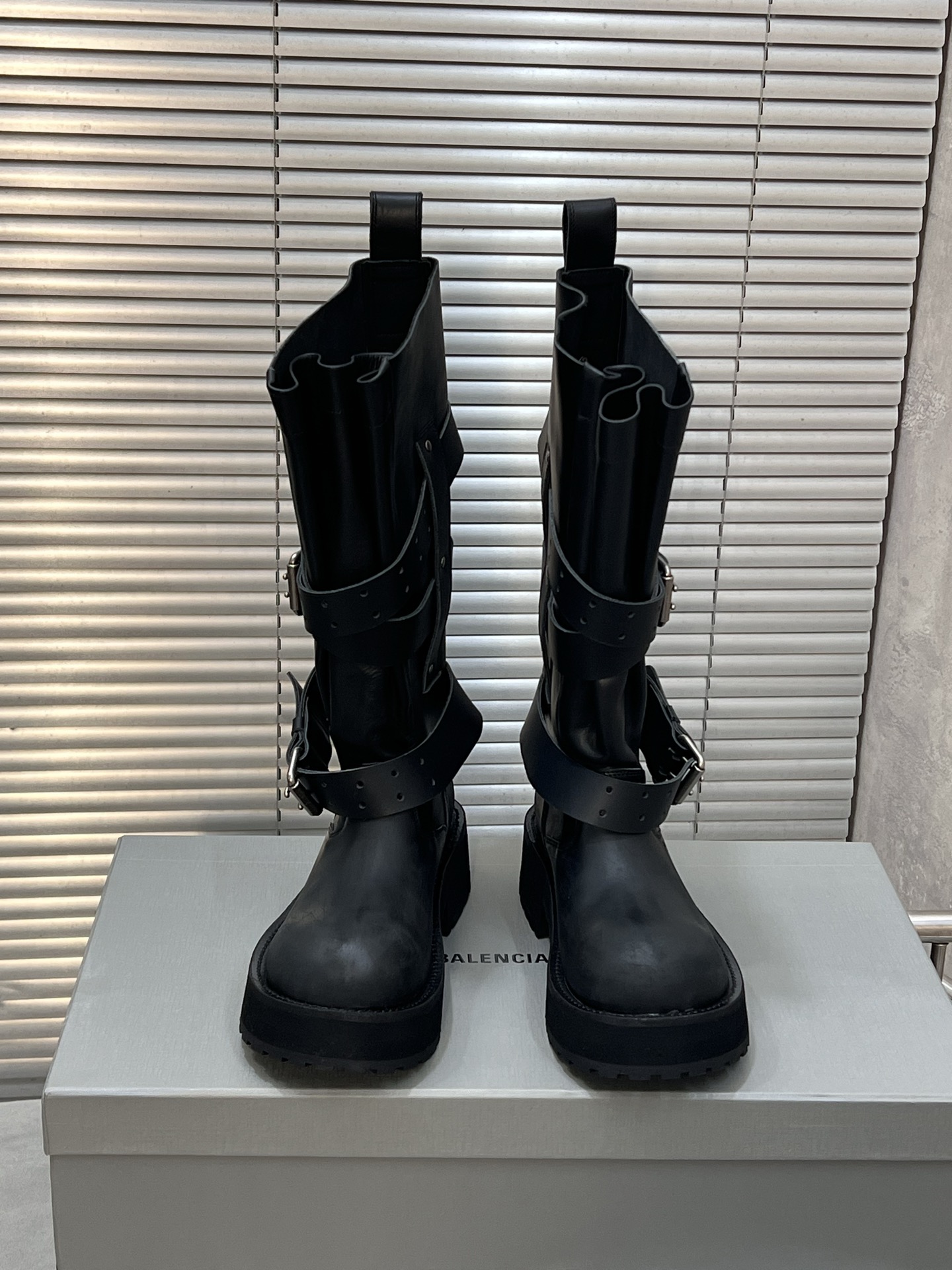 NO:543601,BALENCIAG* Balenciaga autumn and winter new boot series... Fabric: imported customized cowhide Inner: imported customized sheepskin Foot pad: imported customized sheepskin Big sole: original mold-opening anti-slip bottom flat wear-resistant velvet combination Size: 35-39 (40 custom made without return or exchange), boots, balenciaga, balenciaga, boots, cowhide, sheepskin19860909BALENCIAG*巴黎世家秋冬新款靴子系列…… 面料:进口定制牛皮 内里:进口定制羊皮 垫脚:进口定制羊皮 大底:原版开模防滑底平耐磨绒组合 码数:35-39（40定做不退换）,靴子,balenciaga,balenciaga,boots,cowhide,sheepskin,Women's Shoes