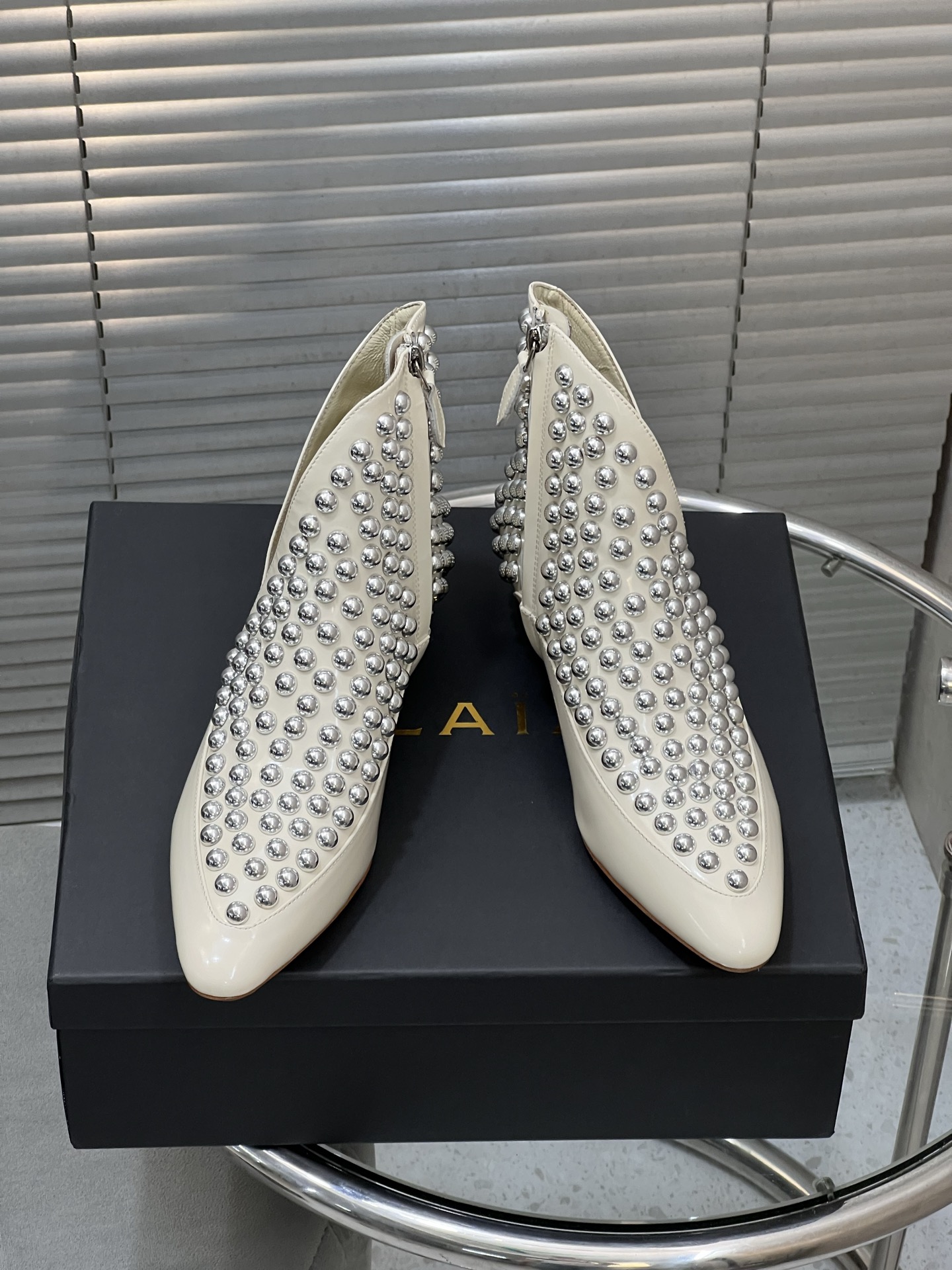 NO:543574,ALAIA's new irregular slanted zipper boots riveted Martin boots!  This pair of short boots is amazing. The toe rivet ring design is super eye-catching. The zipper details are neat and cool. It becomes the coolest baby on the street in seconds. It is suitable for all kinds of fashionable outfits. Easy to grasp the trendy tone. The upper is imported with an open-edged beaded cowhide. The inner imported sheepskin. The original leather sole. Size35-39 (40.41. Set), boots, alaia, boots, cowhide, sheepskin, Leather soles.19860909ALAIA 新品不规则斜口拉链短靴铆钉马丁靴！ 这双短靴太绝啦 鞋头铆钉圈设计超吸睛 拉链细节利落又酷 穿上秒变街头最飒的崽 适配各种时髦穿搭 轻松拿捏潮流腔调 鞋面进口开边珠牛皮 内里进口羊皮 大底原版真皮大底 Size35-39（40.41.定）,靴子,alaia,boots,cowhide,sheepskin,Leather soles,Women's Shoes