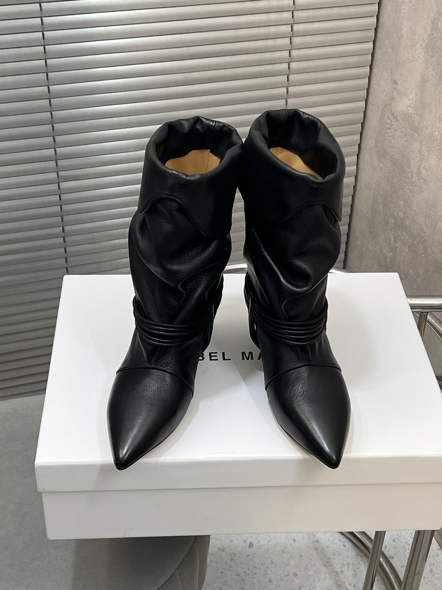 NO:543589,Isabel Marant Autumn and Winter Show Wrinkled Leather Boots French Fashionable Brand Unique Design Style Wrinkled Leather Boots Each color is versatile. Lazy style brightens the whole look. Short style is very inclusive. Pointed toe can lengthen the height and make the legs look thin. size35-41 (40.41 custom-made without return or exchange), boots, boots19860909Isabel Marant 秋冬秀款褶皱织皮长靴 法国时髦品牌 独特设计风格皱皮靴 每个配色都很百搭 慵懒风搭配 提亮整个造型 短款的包容性很强 尖头可以拉长身高 显腿细 size35-41（40.41定制不退换）,靴子,boots,Women's Shoes