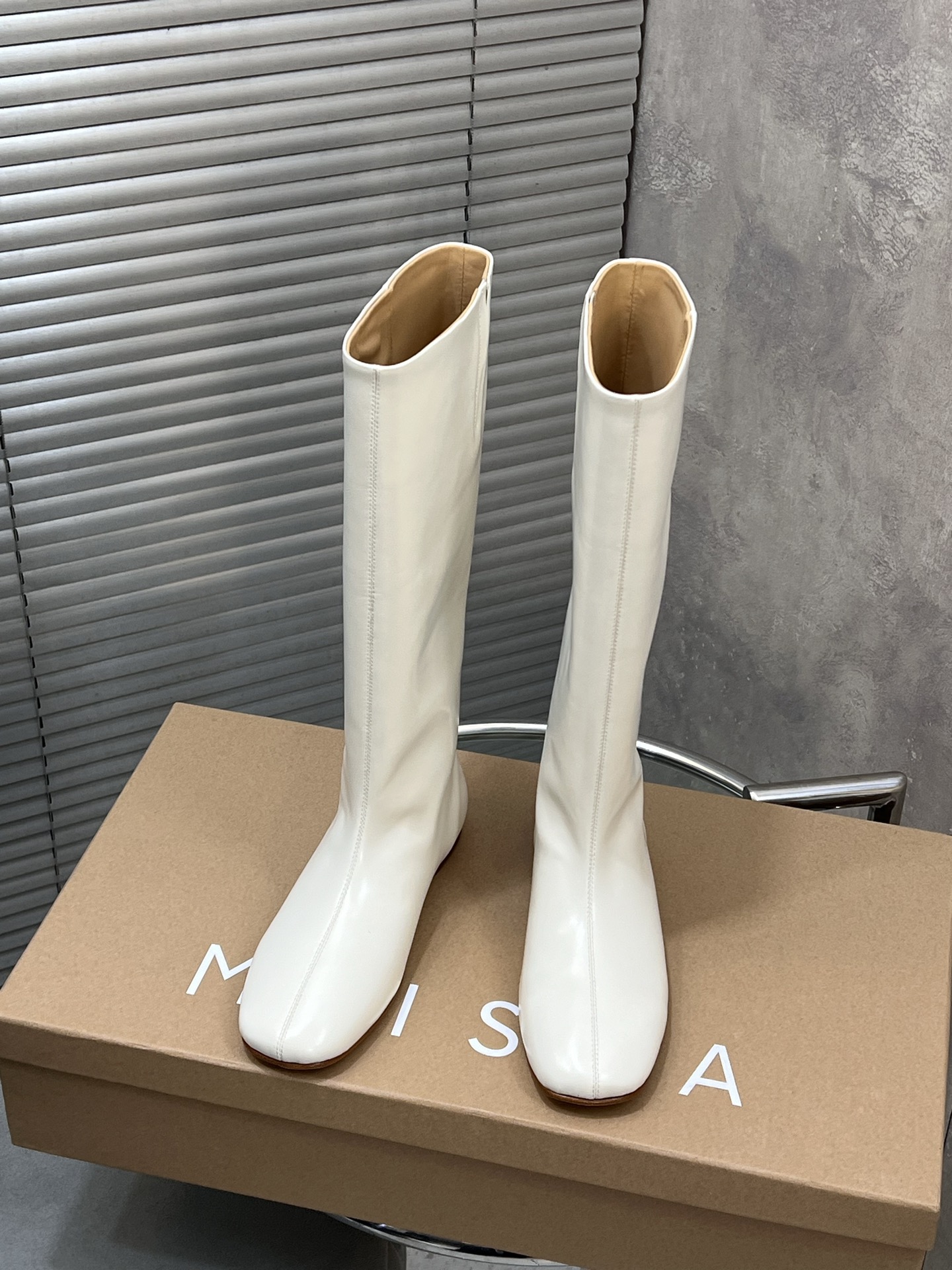 NO:543560,MIISTA niche brand 2025 autumn and winter latest straight boots Old Qianfeng style long boots, many celebrities and celebrities plant grass, same style as Ouyang Nana, this pair of miista boots is really good, you can wear it in spring, summer, autumn and winter. Old Qianfeng simple design has been very popular in recent years. You can choose it. It looks good with skirts and pants. The last shape that has been debugged for a long time. The feet feel super comfortable. It will make your legs look super thin. The upper calf leather inside is water-dyed cowhide Italian leather sole size35-40 (40 customized, non-return and exchange), boots, boots, skirts, cowhide, Leather soles19860909MIISTA小众品牌2025秋冬最新款直筒 老钱风长靴  超多明星网红种草 欧阳娜娜同款 这双miista靴子真是怎么搭怎么好看 春夏秋冬四季都能穿搭 老钱风简约设计这几年超级流行 选它都不会错 配裙子好看 配裤子也好看 调试了好久的楦型 脚感超级舒服 穿上会显得小腿超细 鞋面小牛皮 内里水染牛皮 意大利真皮大底 size35-40（40 定制不退换）,靴子,boots,skirts,cowhide,Leather soles,Women's Shoes