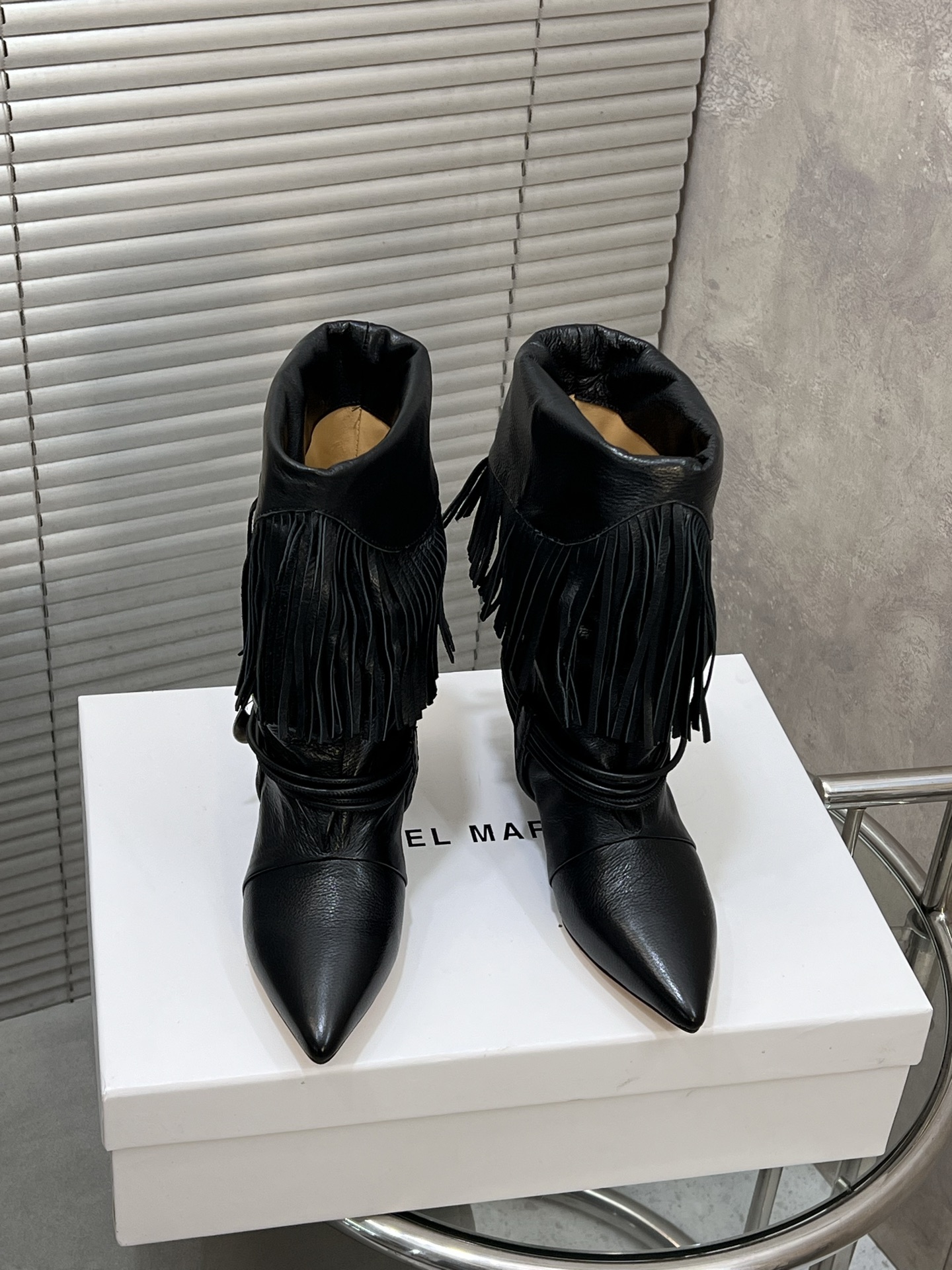 NO:543591,Isabel Marant Autumn and Winter Show Tassel Wrinkled Leather Boots French Fashionable Brand Unique Design Style Wrinkled Leather Boots Each color is versatile. Lazy style brightens the whole look. Short style is very inclusive. Pointed toe can lengthen the height and make the legs look thin. Heel height is 4.5cm size35-42/ (40/41/42 custom-made without return or exchange), boots, boots19860909Isabel Marant 秋冬秀款流苏褶皱织皮长靴 法国时髦品牌 独特设计风格皱皮靴 每个配色都很百搭 慵懒风搭配 提亮整个造型 短款的包容性很强 尖头可以拉长身高 显腿细 跟高4.5cm size35-42/（40/41/42定制不退换）,靴子,boots,Women's Shoes